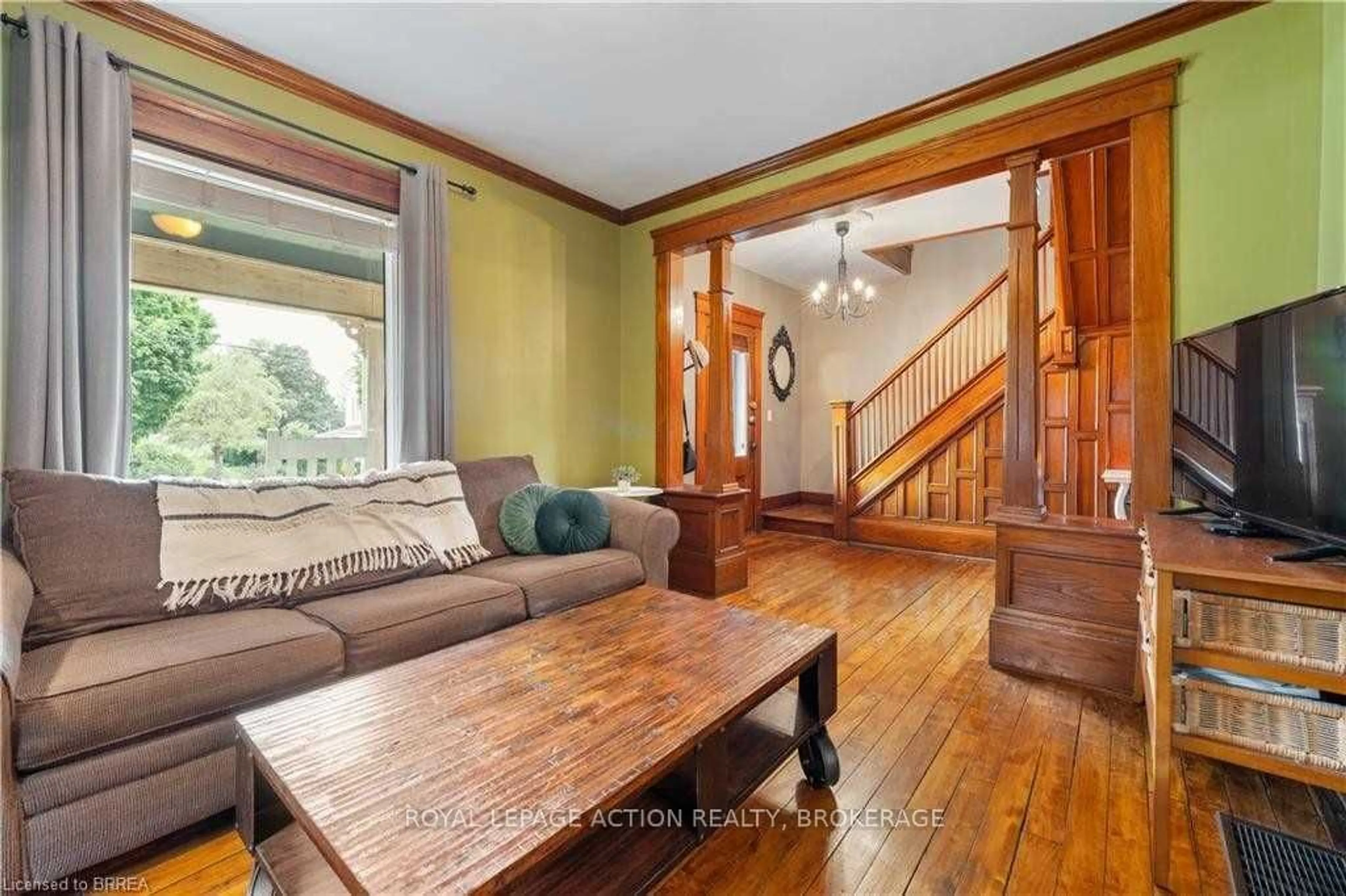 Living room with furniture, wood/laminate floor for 103 St James St, Norfolk Ontario N0E 1Y0