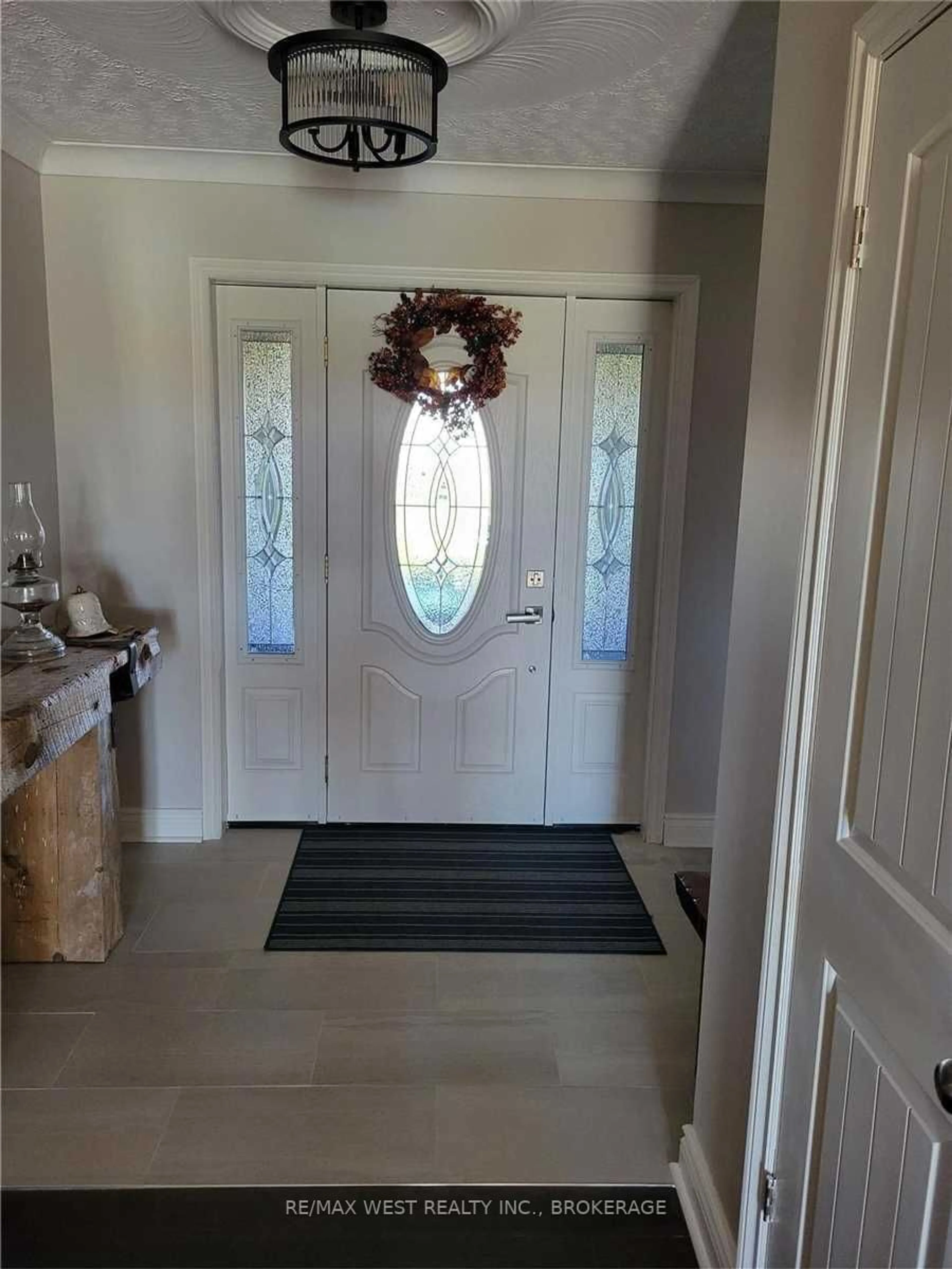 Indoor entryway for 52161 Willford Rd, Wainfleet Ontario L0S 1V0