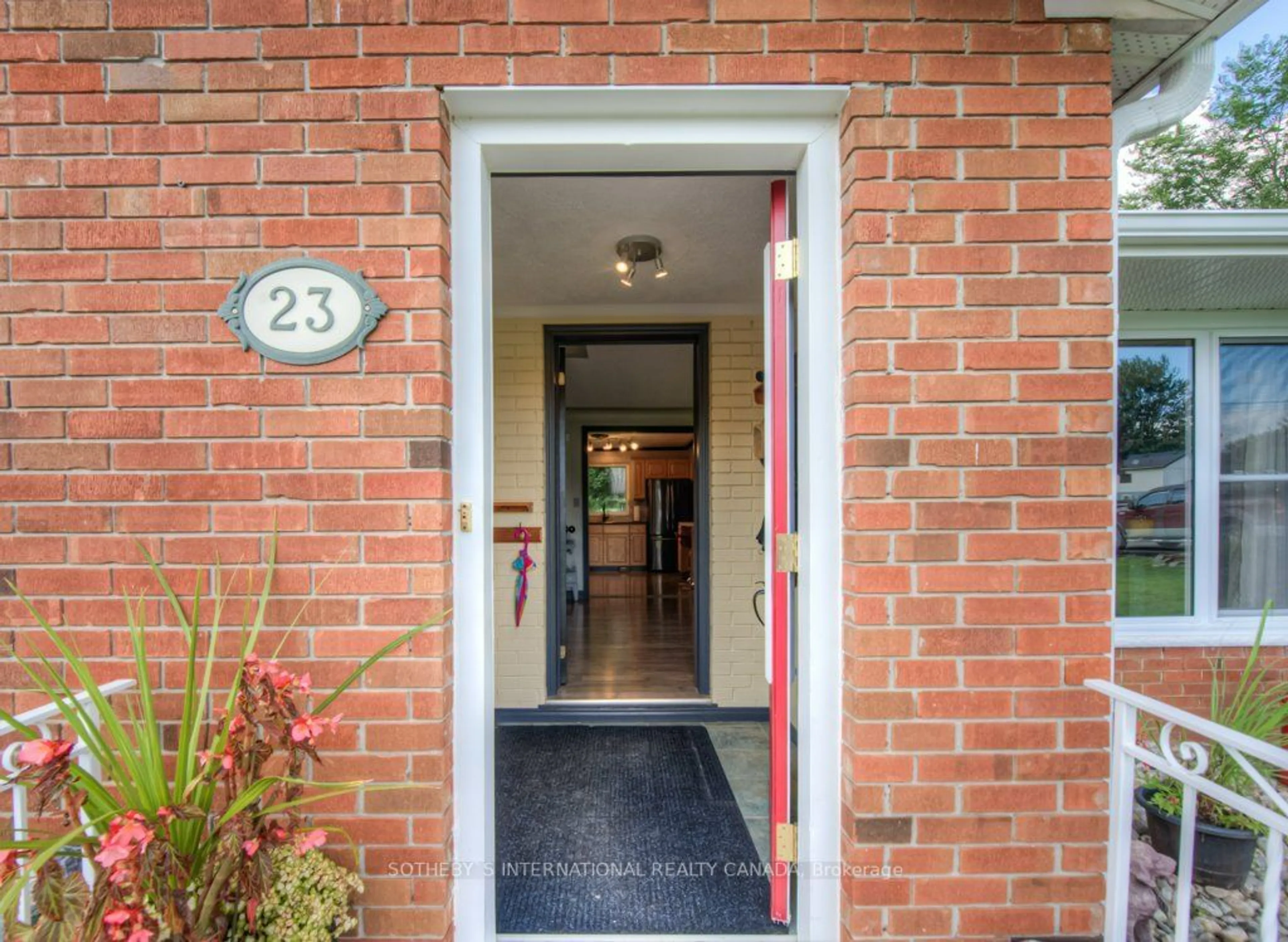 Indoor foyer for 23 Henry St, Norfolk Ontario N4B 2E9