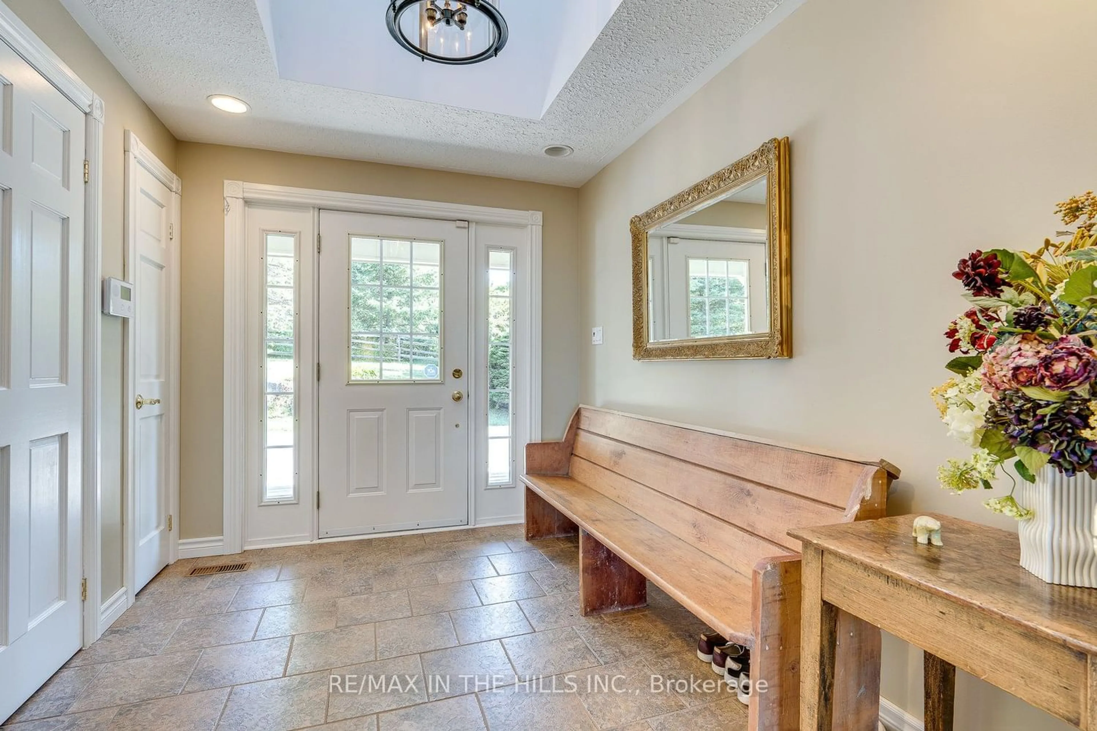 Indoor entryway, wood floors for 247515 5th Sdrd, Mono Ontario L9W 6K8