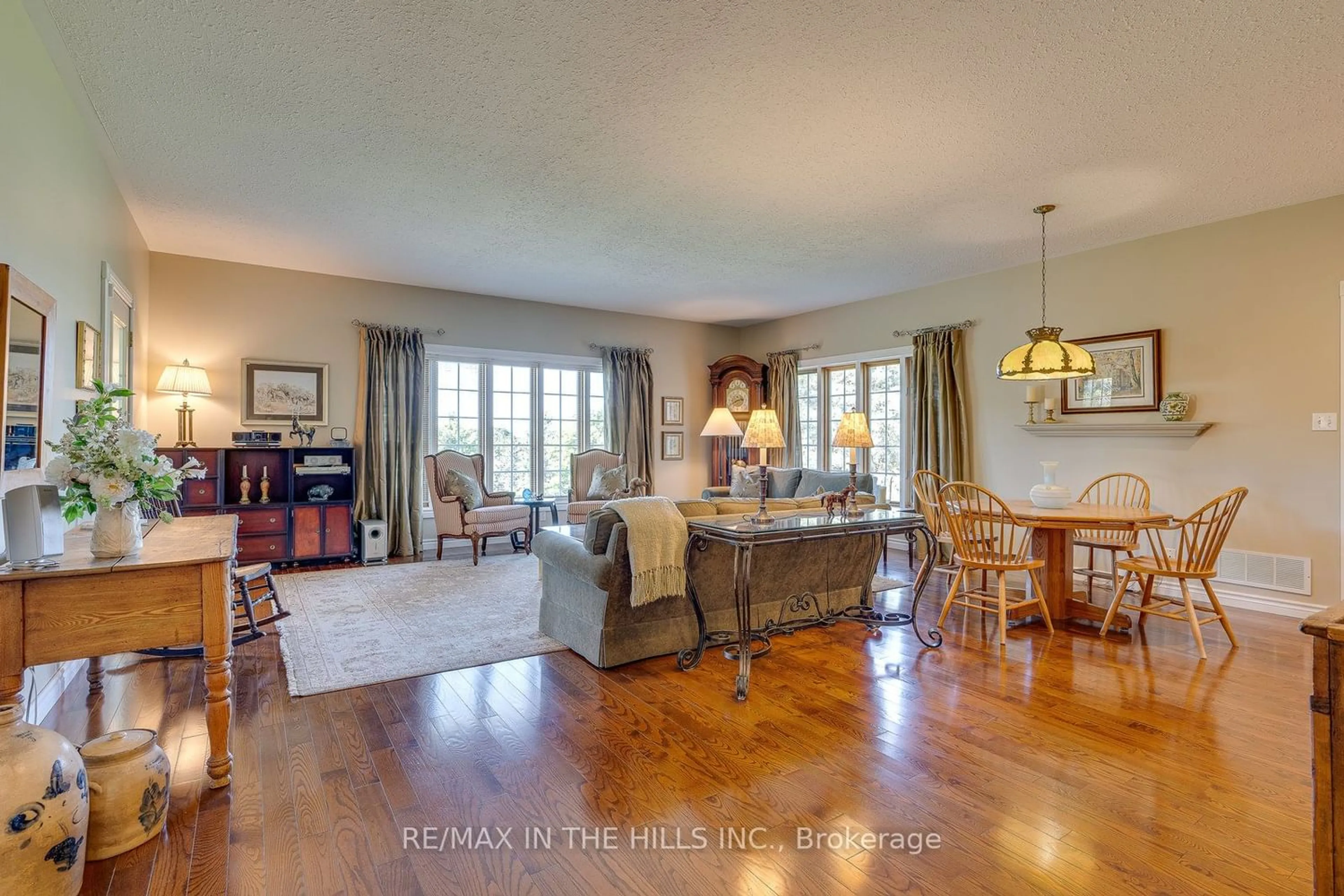 Living room, wood floors for 247515 5th Sdrd, Mono Ontario L9W 6K8