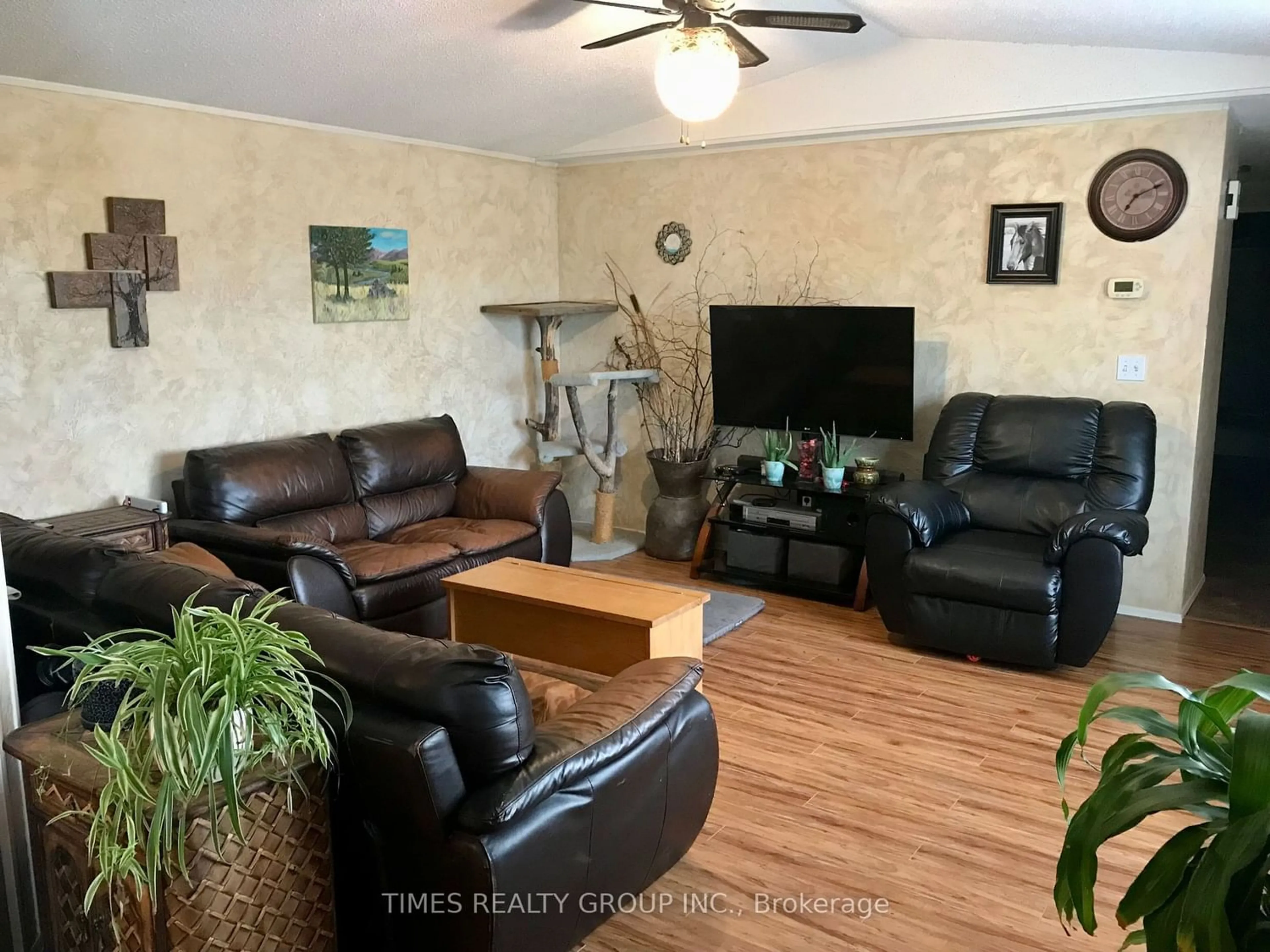 Living room for 743001 Range Road 51, Out of Area Alberta T0H 3C0