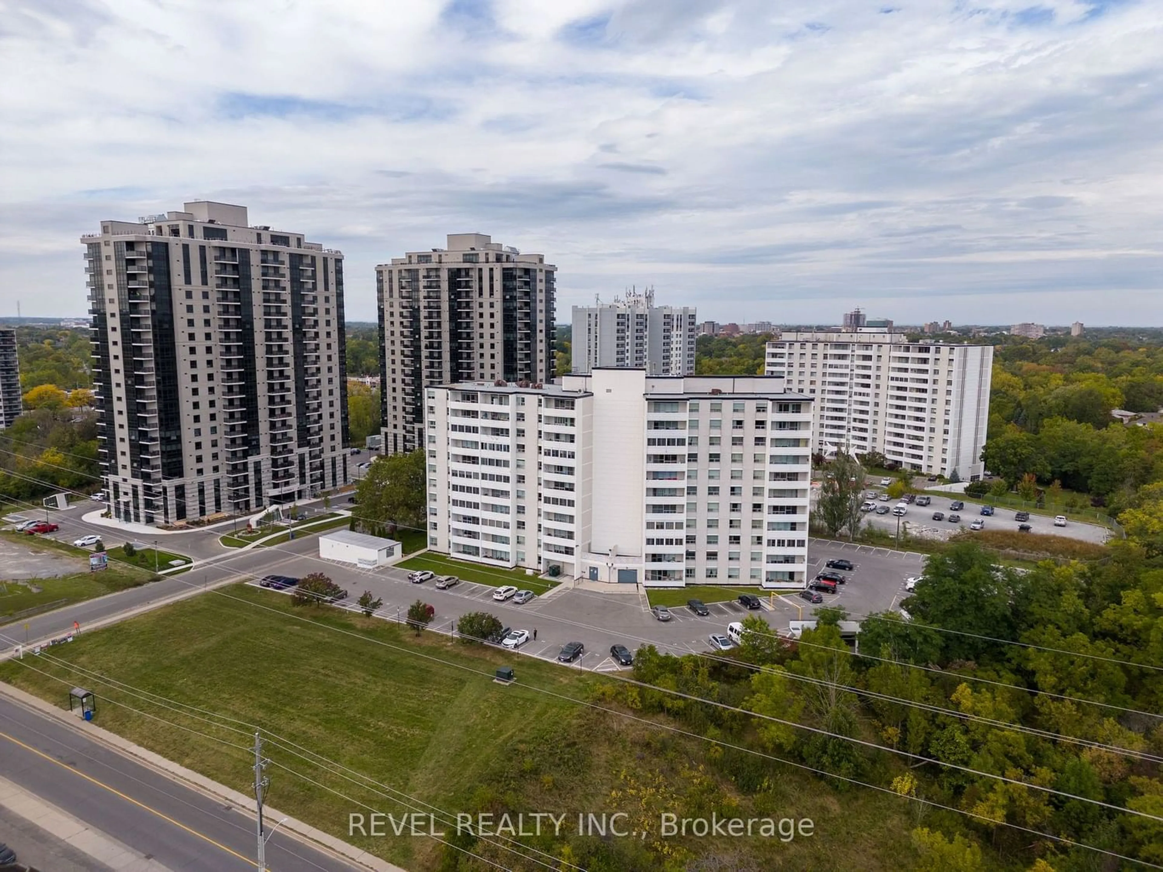 A pic from exterior of the house or condo for 35 Towering Heights Blvd #903, St. Catharines Ontario L2T 3G8