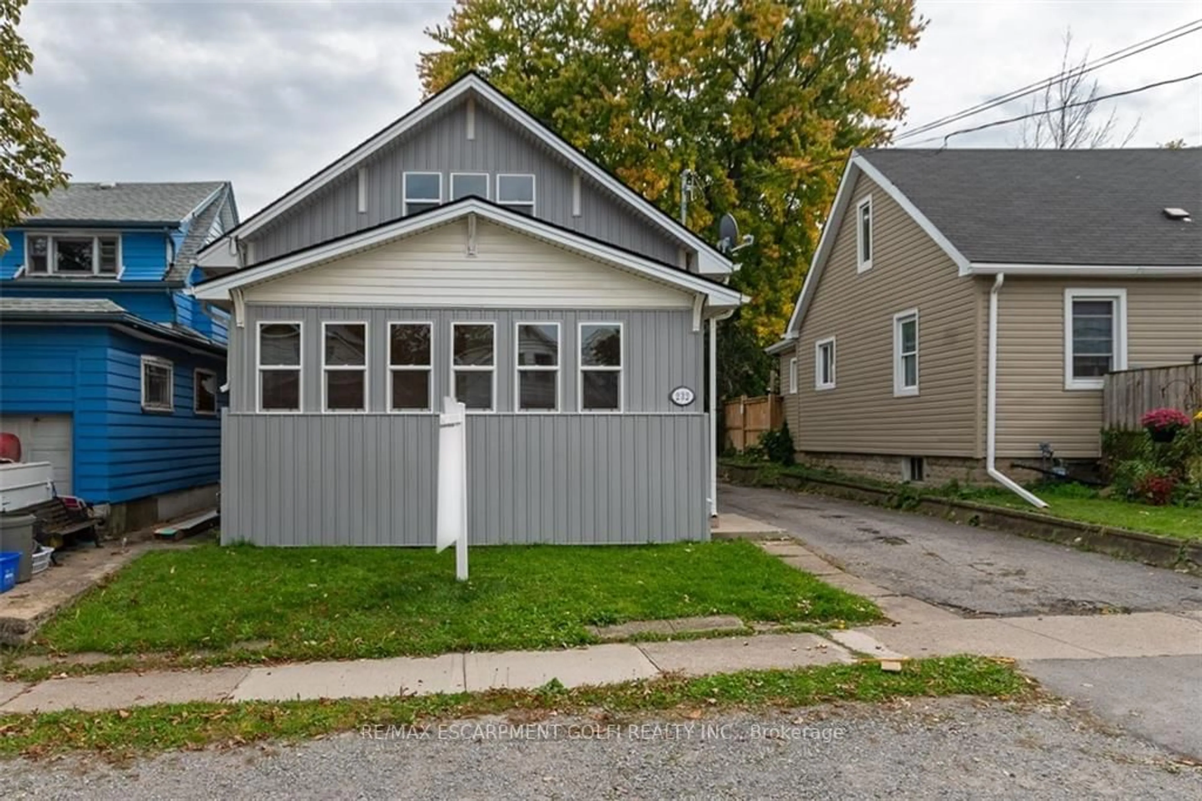 Frontside or backside of a home for 232 Beaver St, Thorold Ontario L2V 1C1