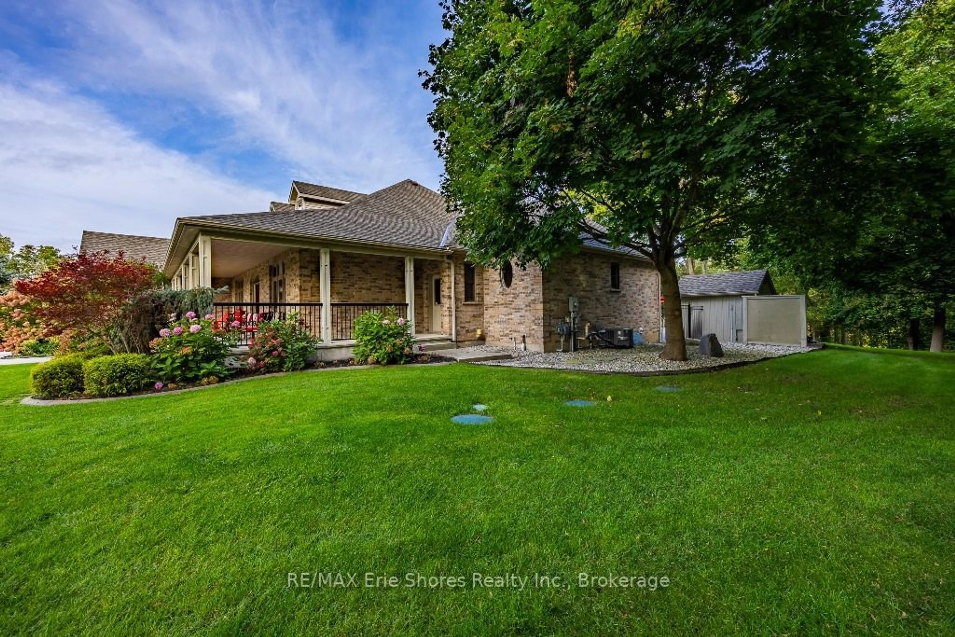 A pic from outside/outdoor area/front of a property/back of a property/a pic from drone, street for 313 William St, Norfolk Ontario N4B 2X4