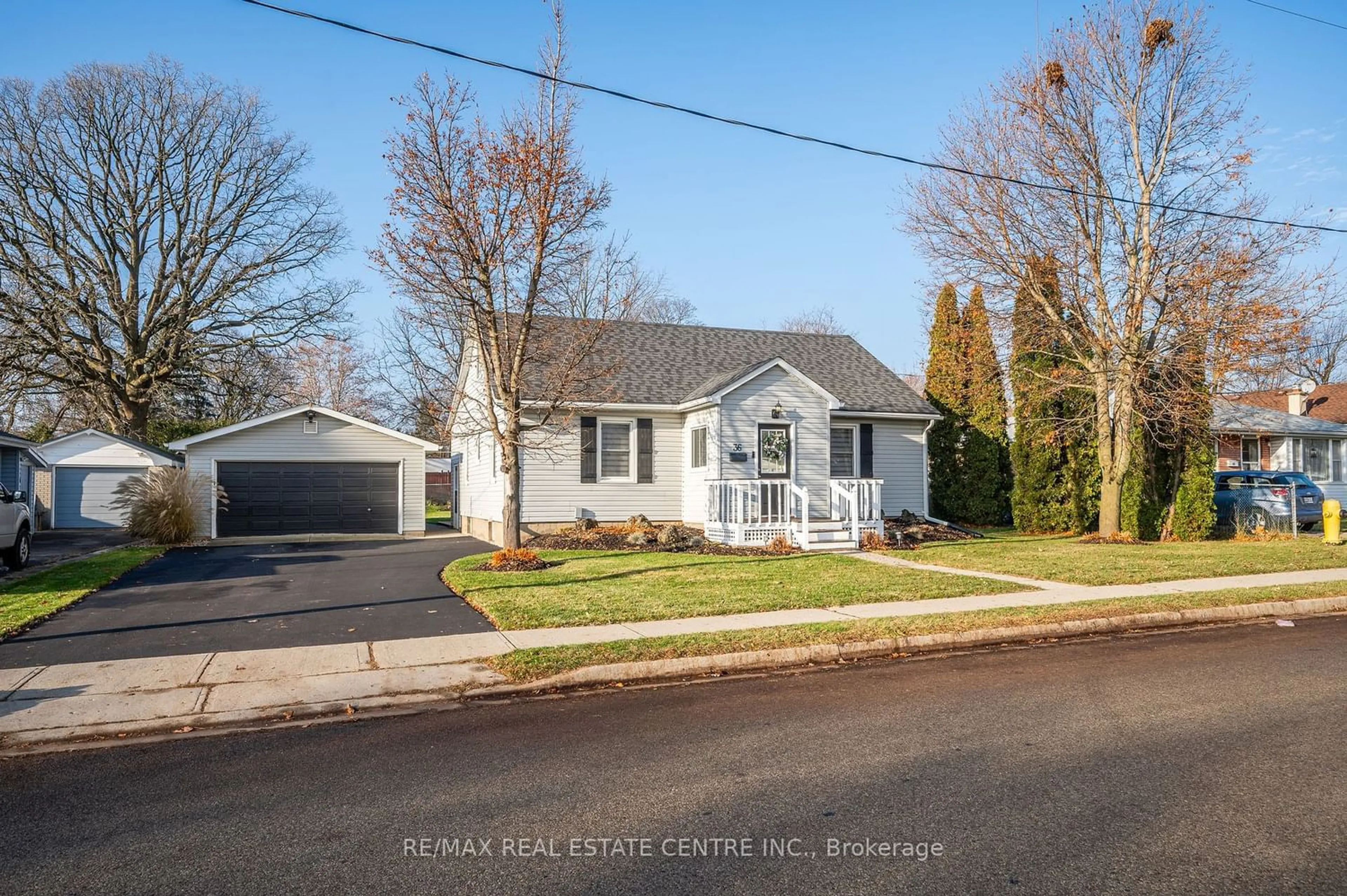 A pic from outside/outdoor area/front of a property/back of a property/a pic from drone, street for 36 Chalmers St, Cambridge Ontario N1R 5B2