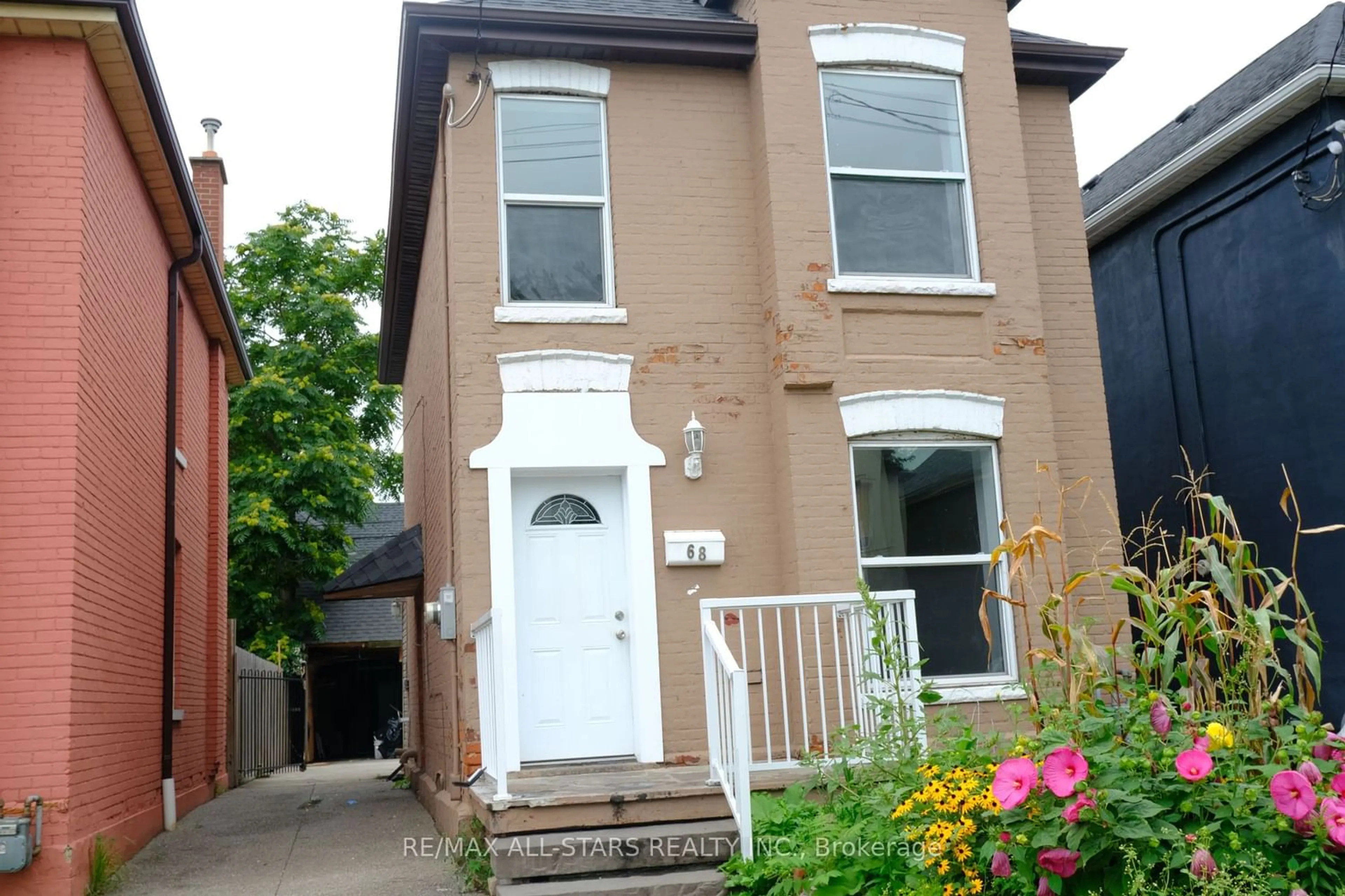 Outside view for 68 Keith St, Hamilton Ontario L8L 3S3