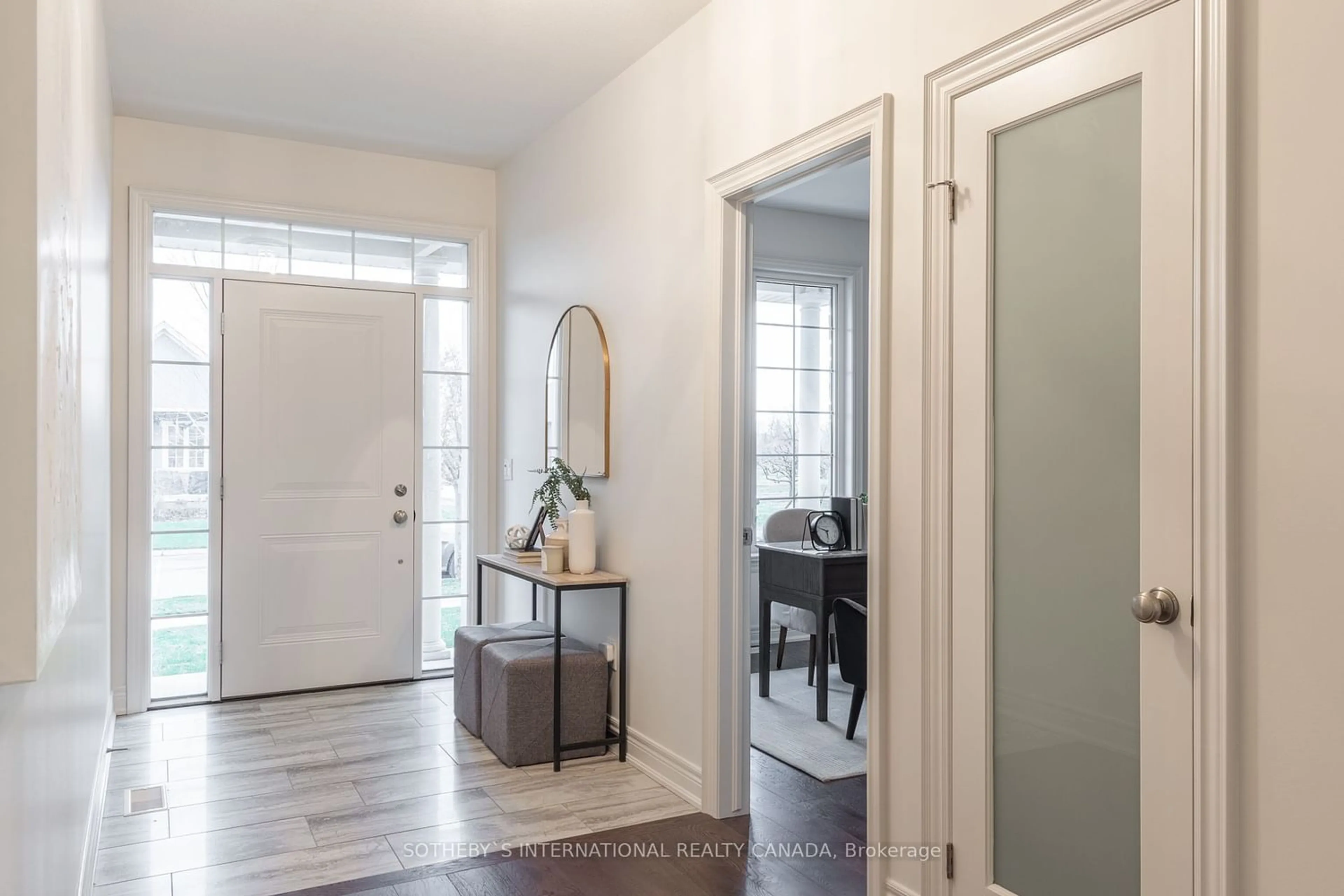 Indoor entryway for 10 Summerhayes Dr, Niagara-on-the-Lake Ontario L0S 1J0