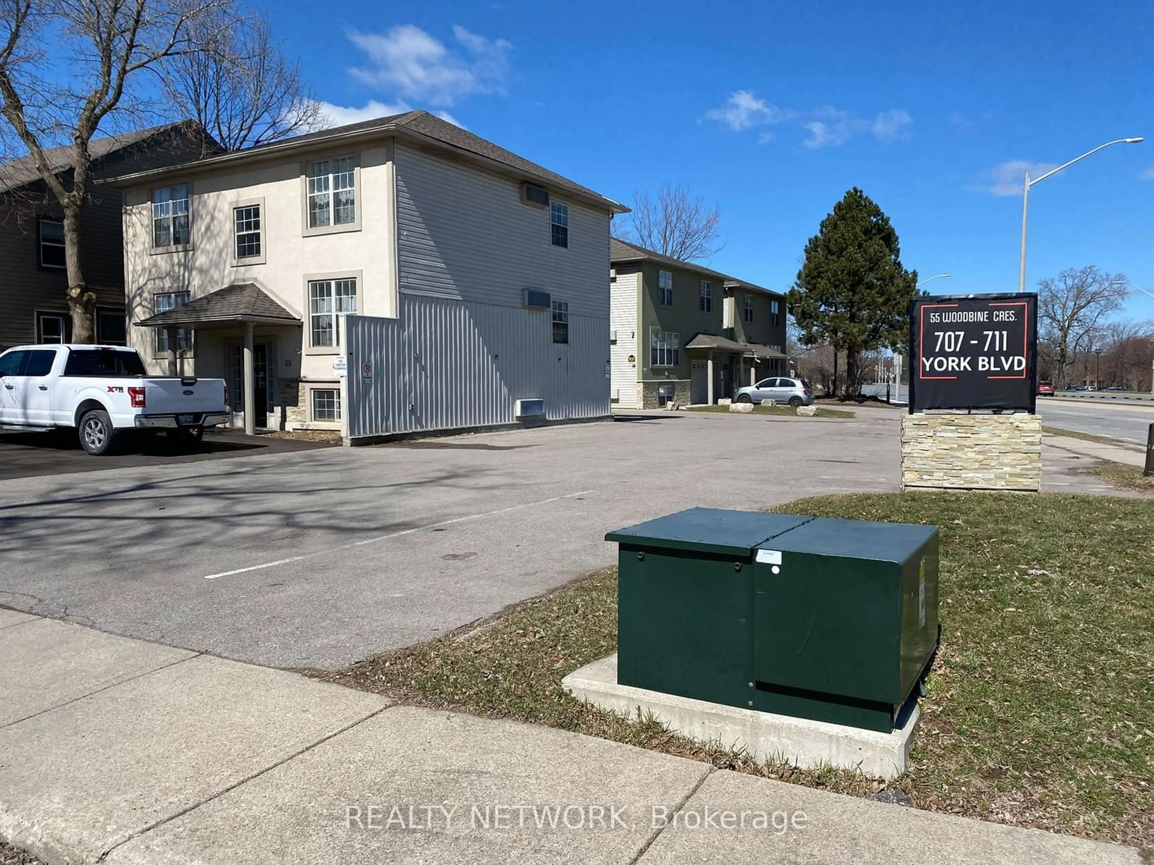 A pic from exterior of the house or condo for 707 711 York&55 Woodbine Cres, Hamilton Ontario L8R 1Y2