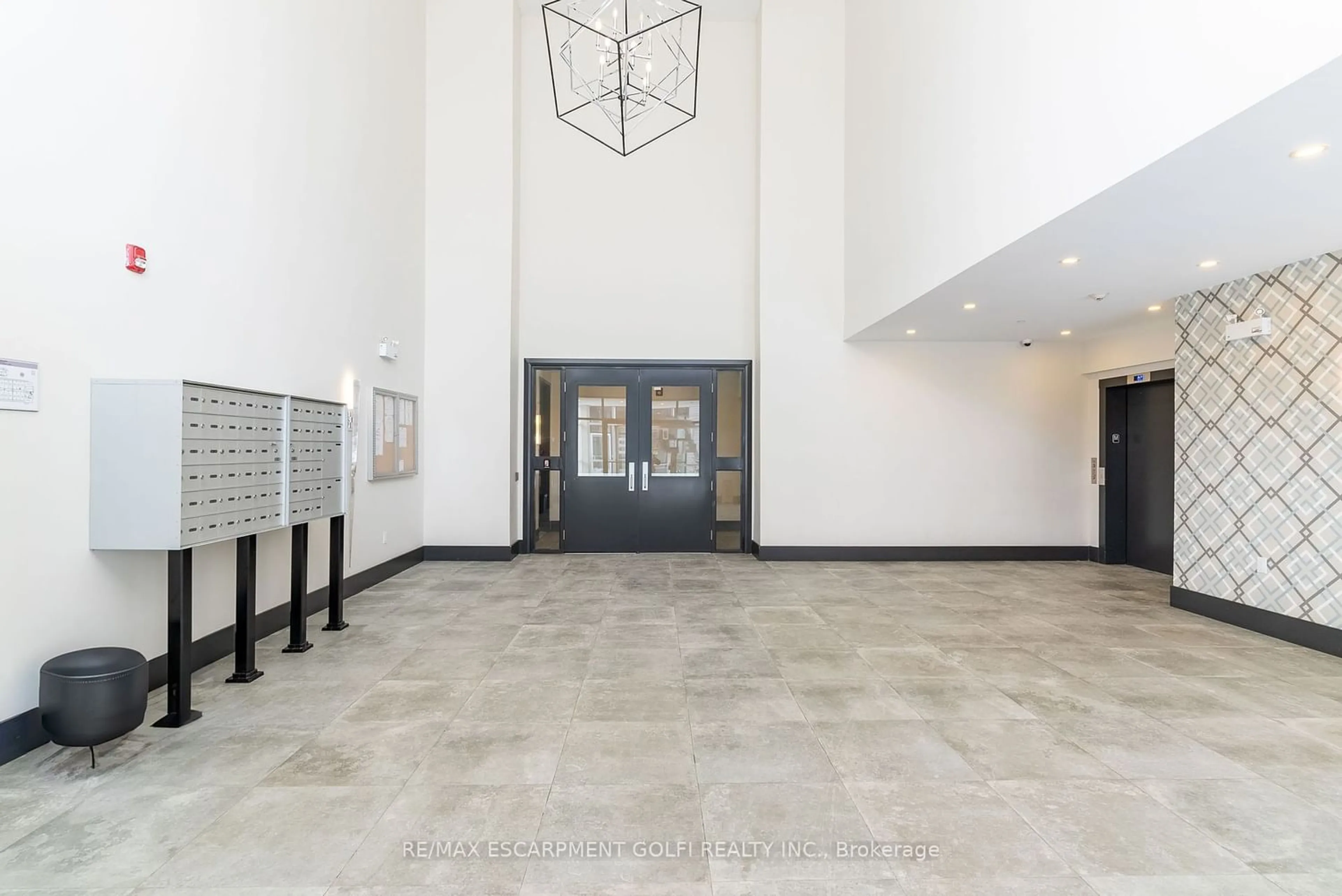Indoor lobby for 85 Morrell St #121A, Brantford Ontario N3T 4J6