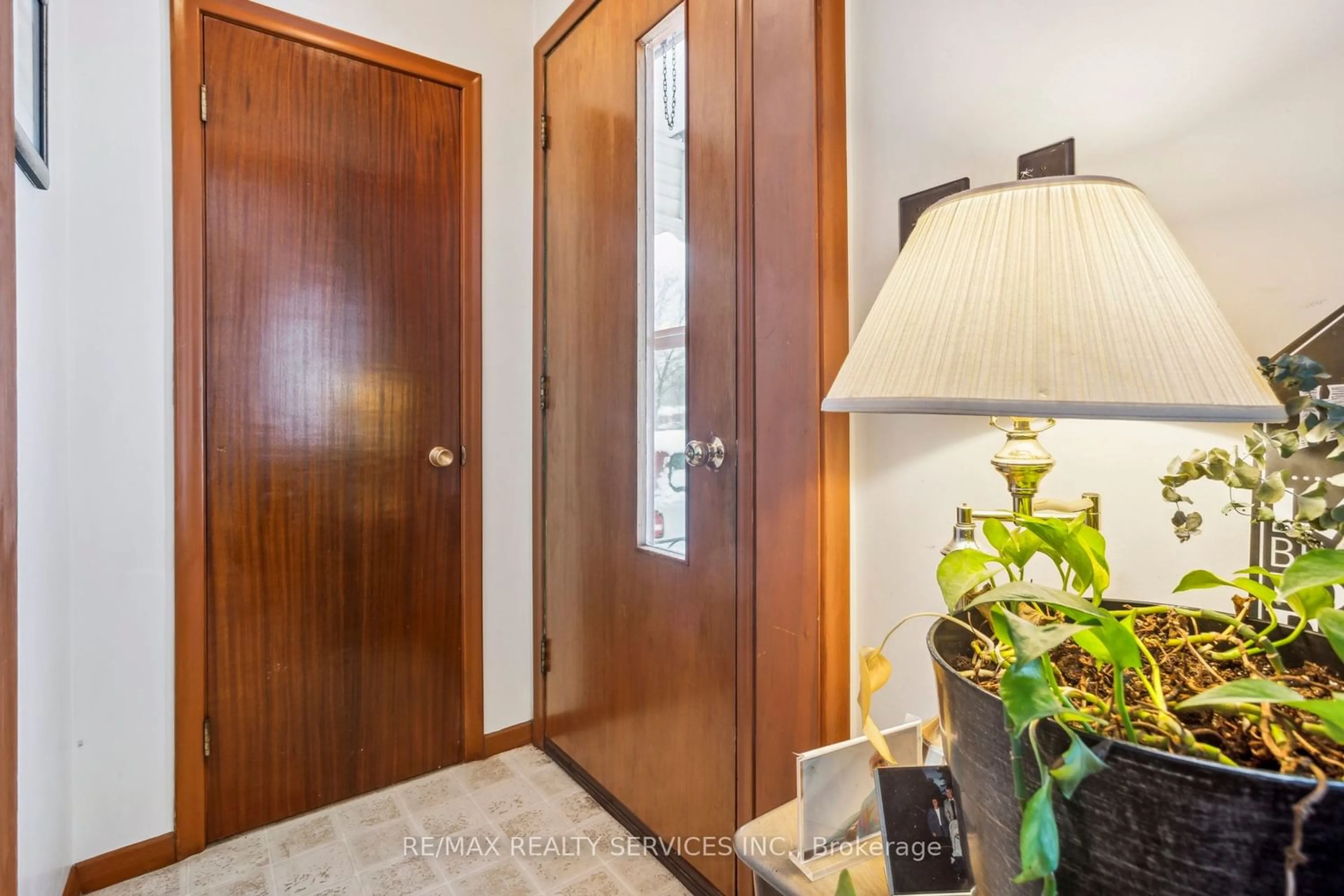 Indoor entryway for 1163 Michael St, London Ontario N5V 2H2
