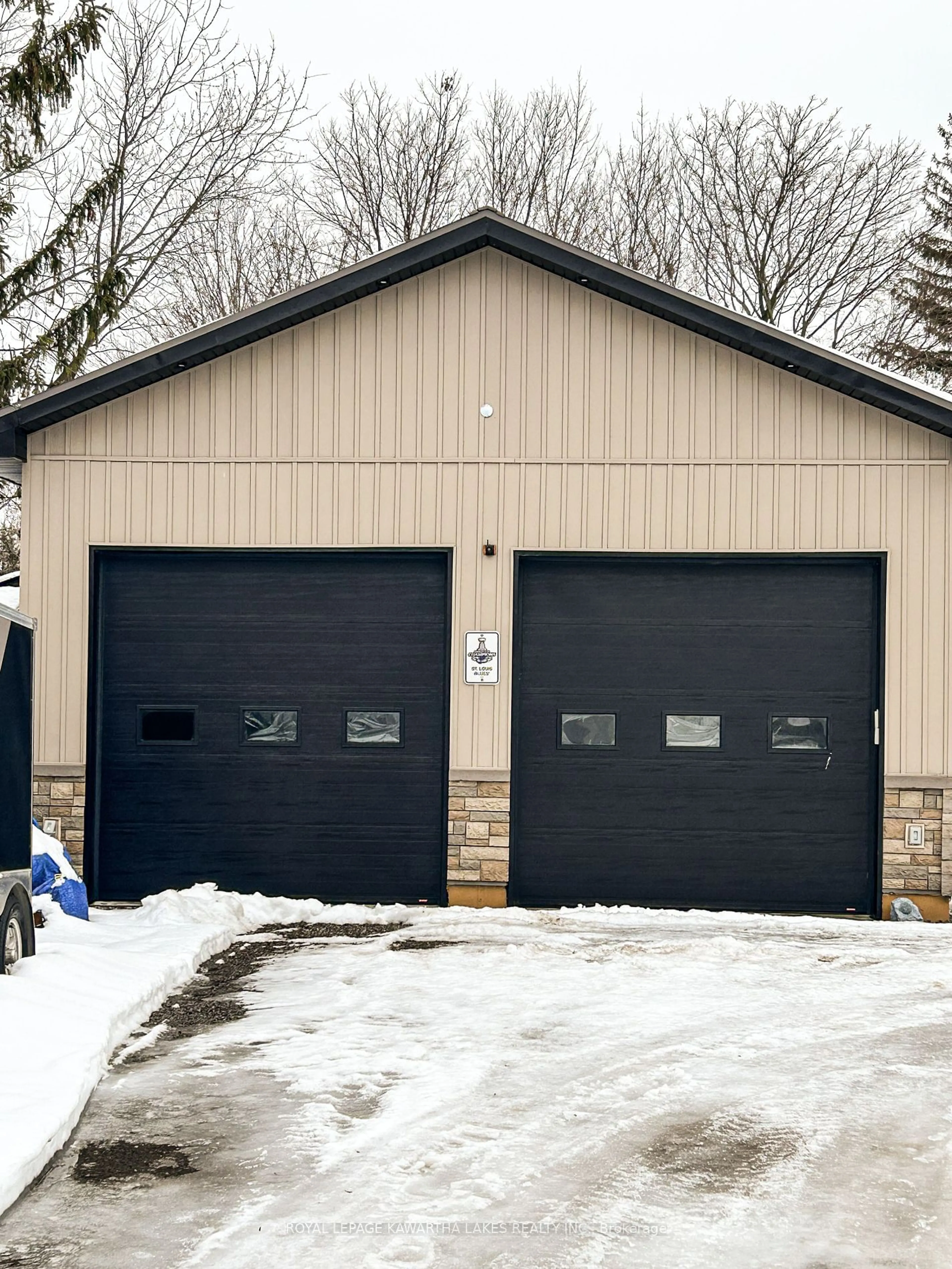 Indoor garage for 27 Glenelg St, Kawartha Lakes Ontario K9V 2T9