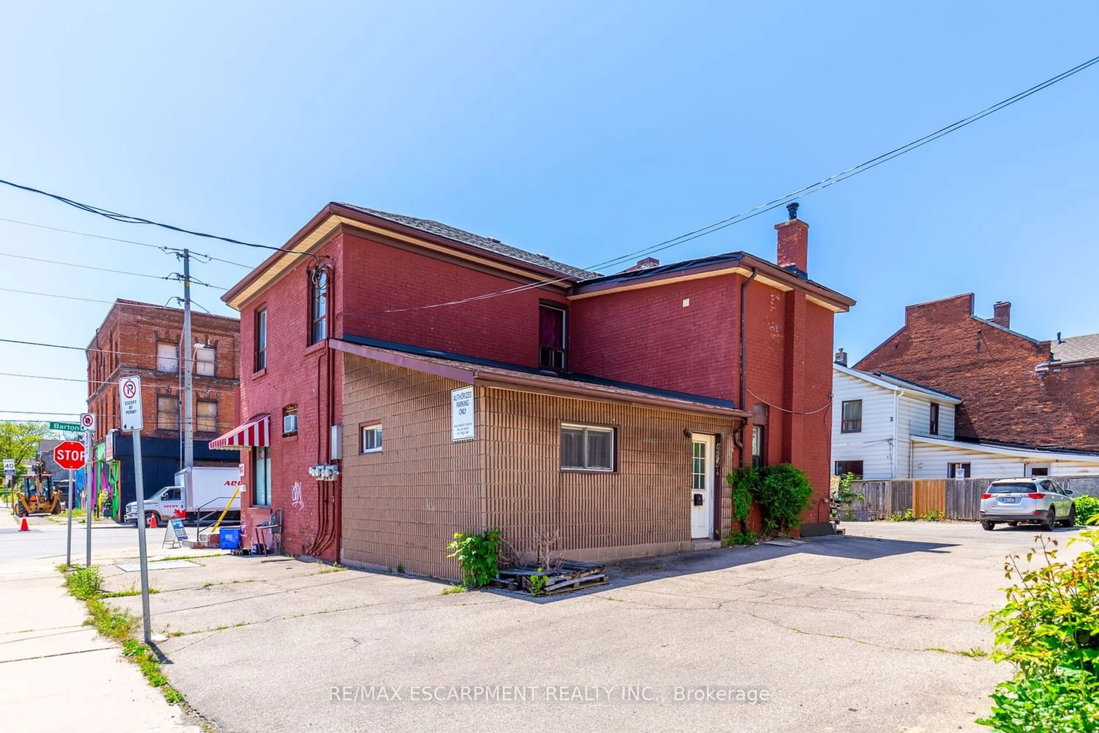 A pic from exterior of the house or condo, the front or back of building for 267 Catharine St, Hamilton Ontario L8L 4T4