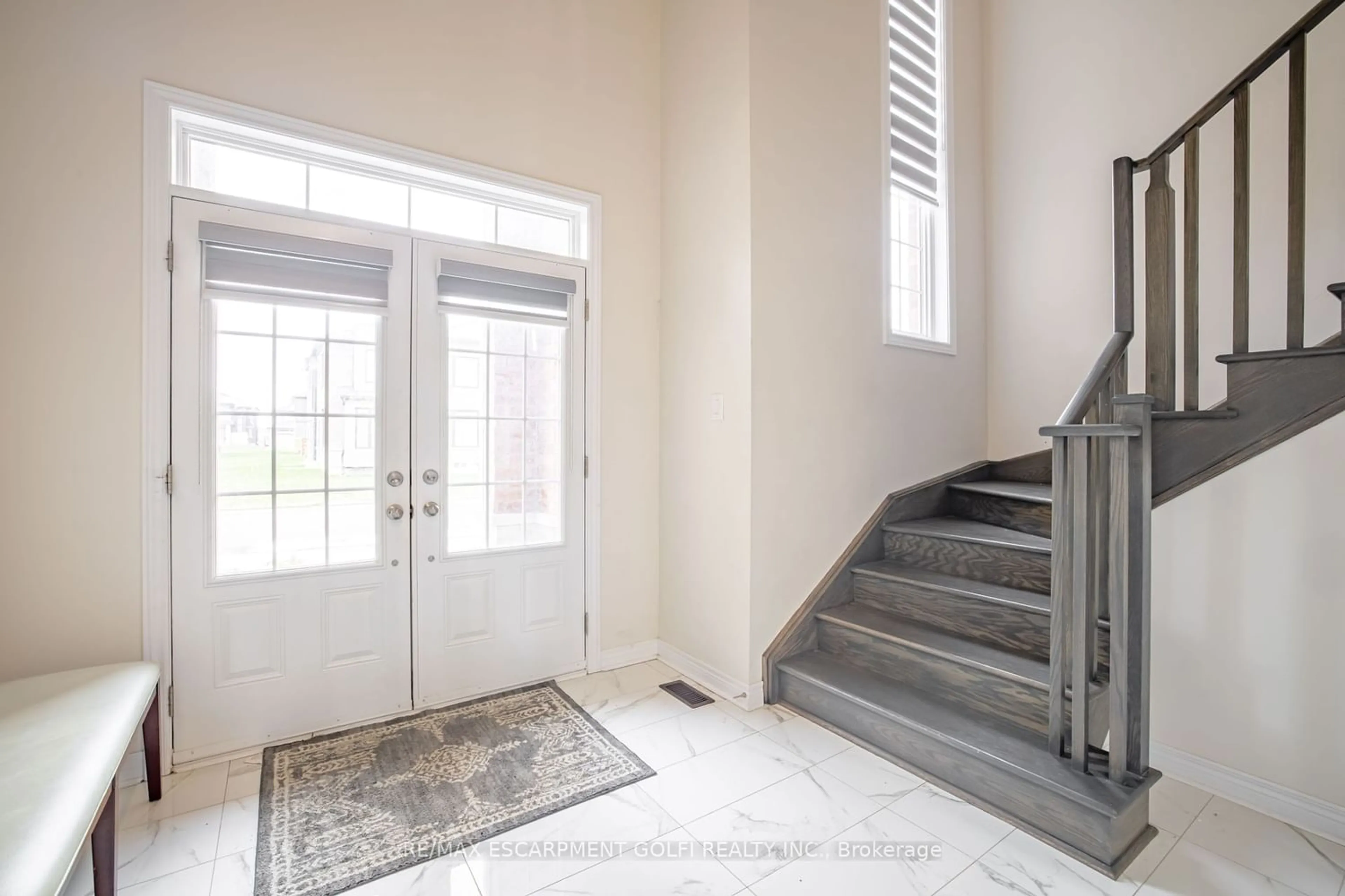 Indoor entryway for 192 Shoreview Dr, Welland Ontario L3B 0H3