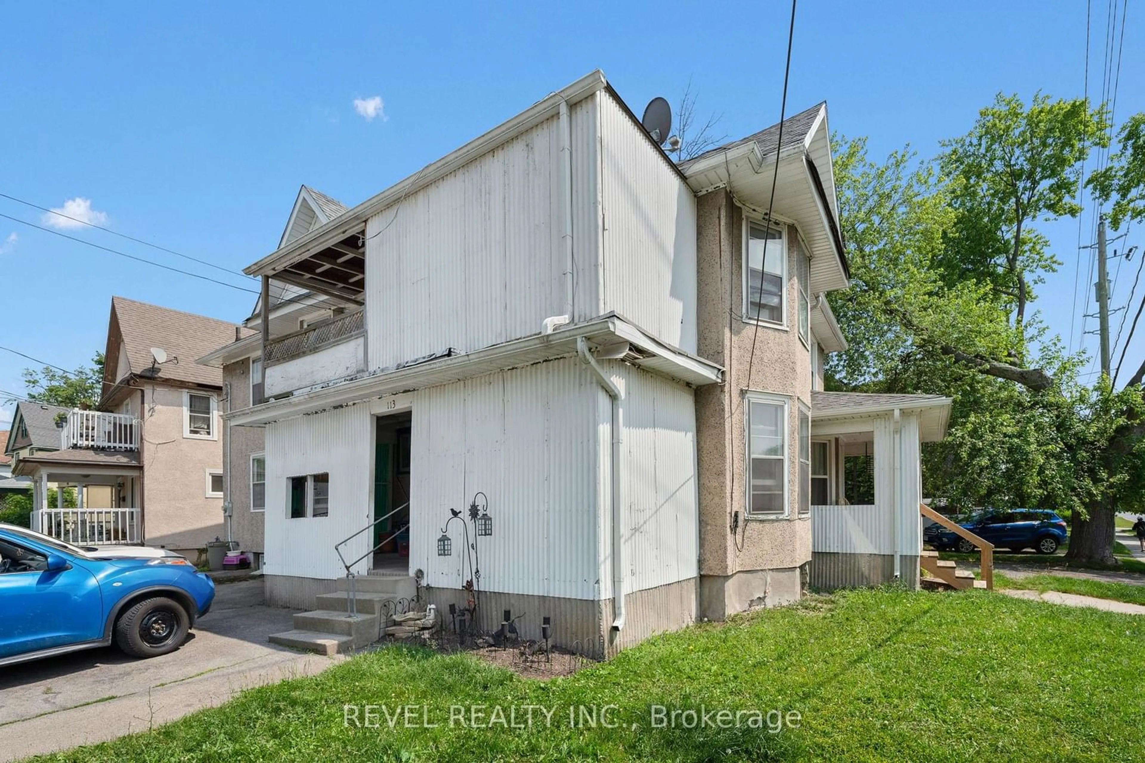 Frontside or backside of a home for 113 Maple Ave, Welland Ontario L3C 5G2