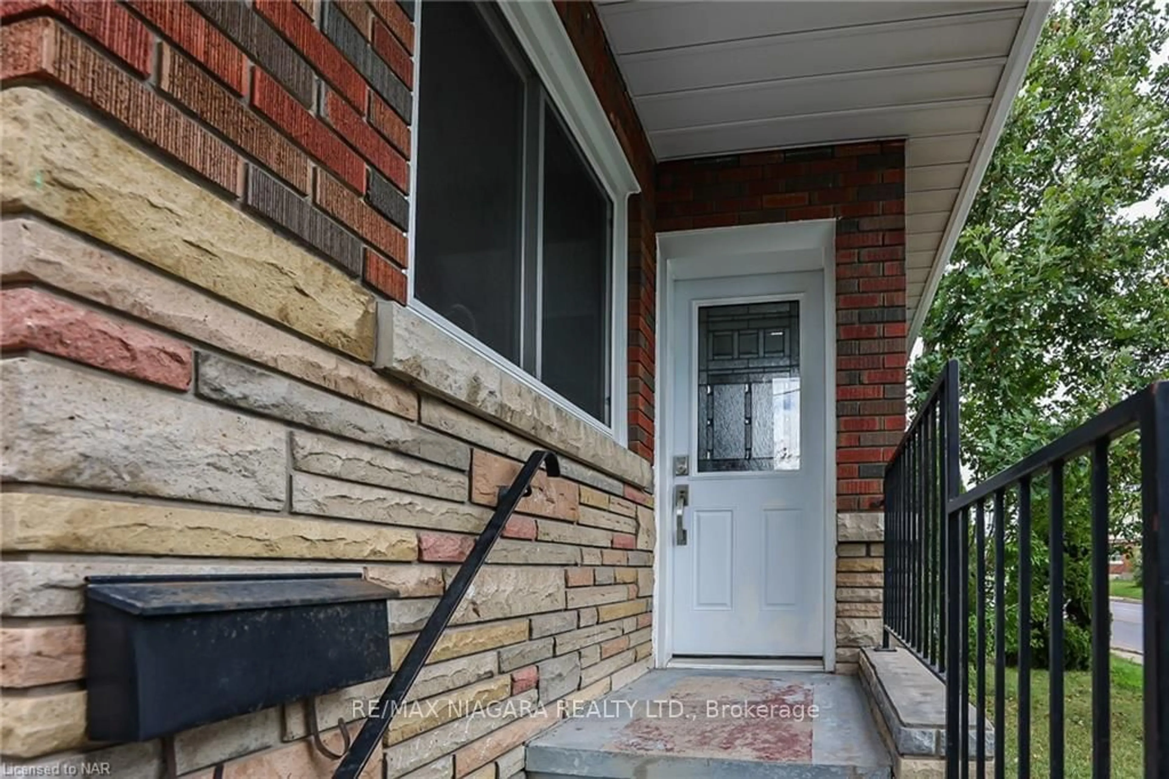 Home with brick exterior material for 261 Vine St, St. Catharines Ontario L2M 4T2