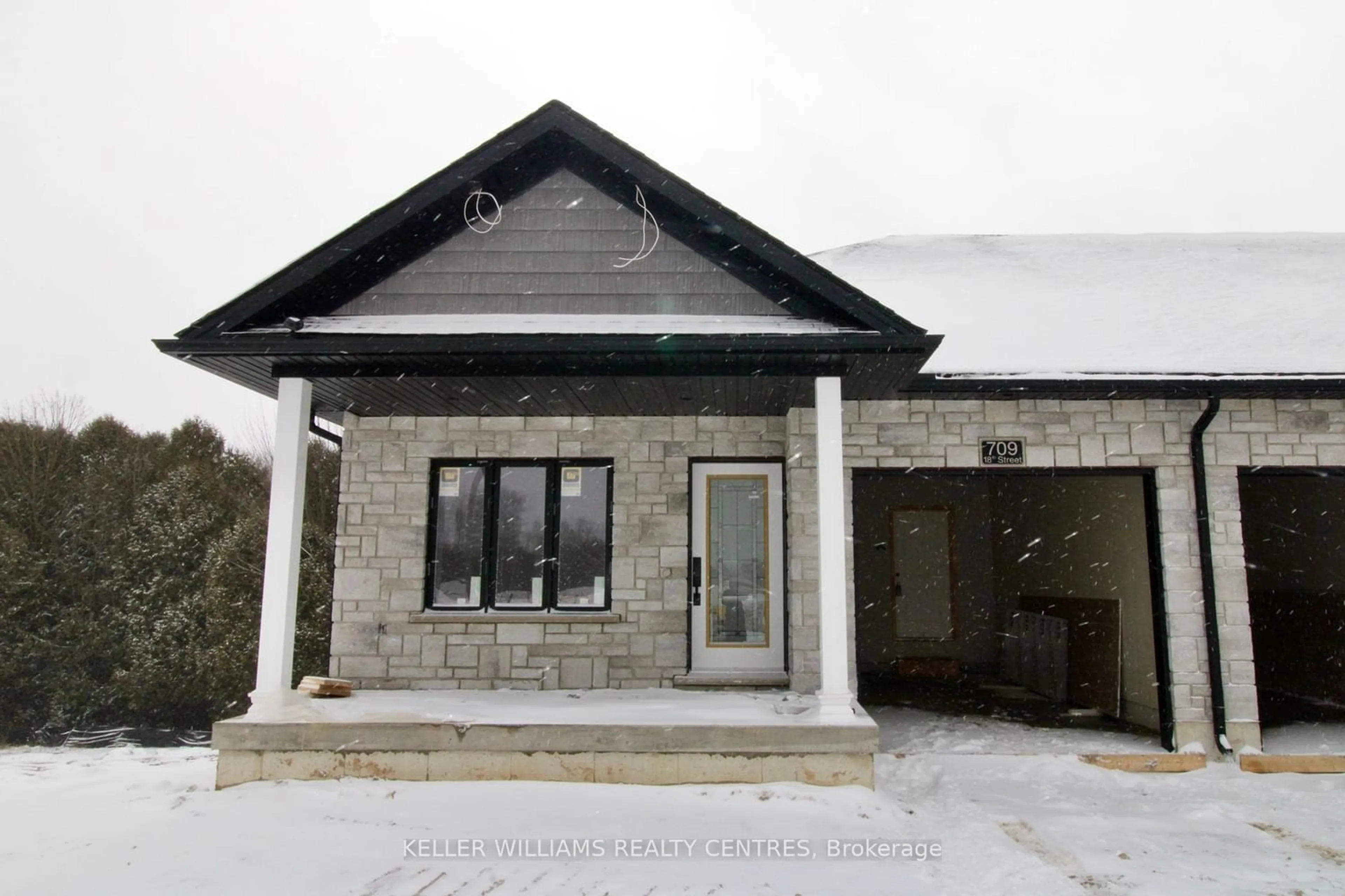 Frontside or backside of a home for 709 18th St, Hanover Ontario N4N 3B8