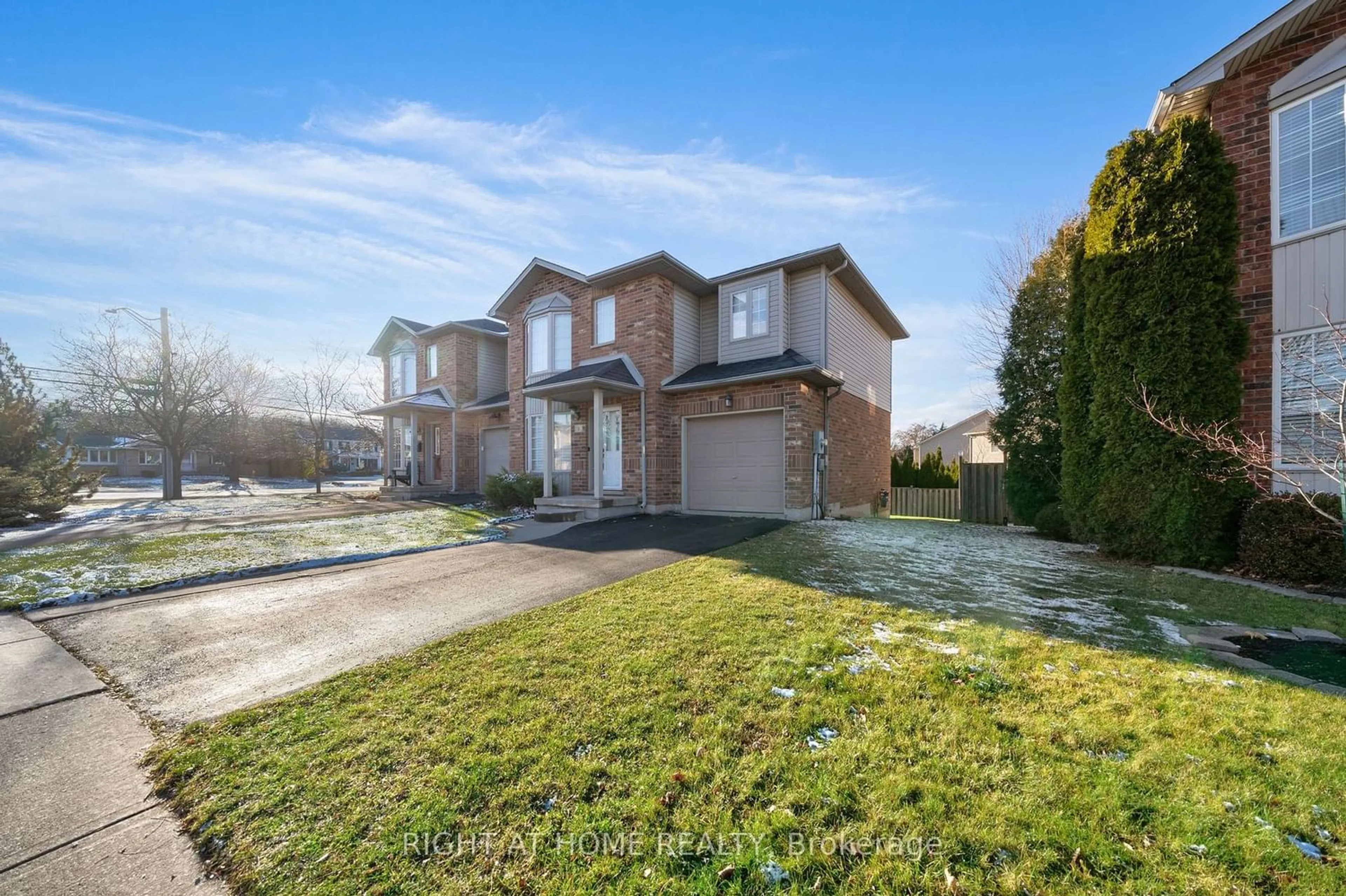 Frontside or backside of a home for 3 Arrowhead Lane, Grimsby Ontario L3M 5M5