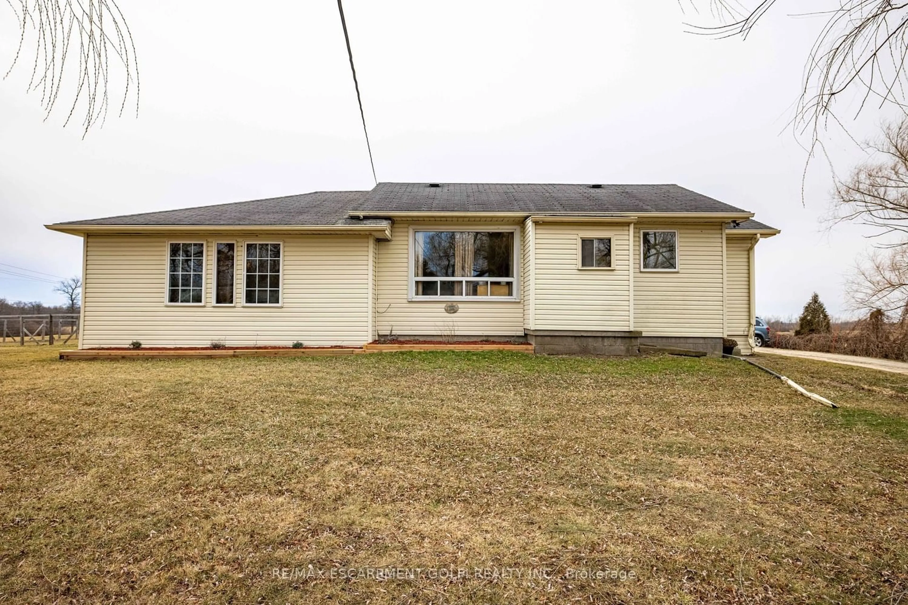 Frontside or backside of a home for 409 Ridge Rd, Grimsby Ontario L3M 4E7