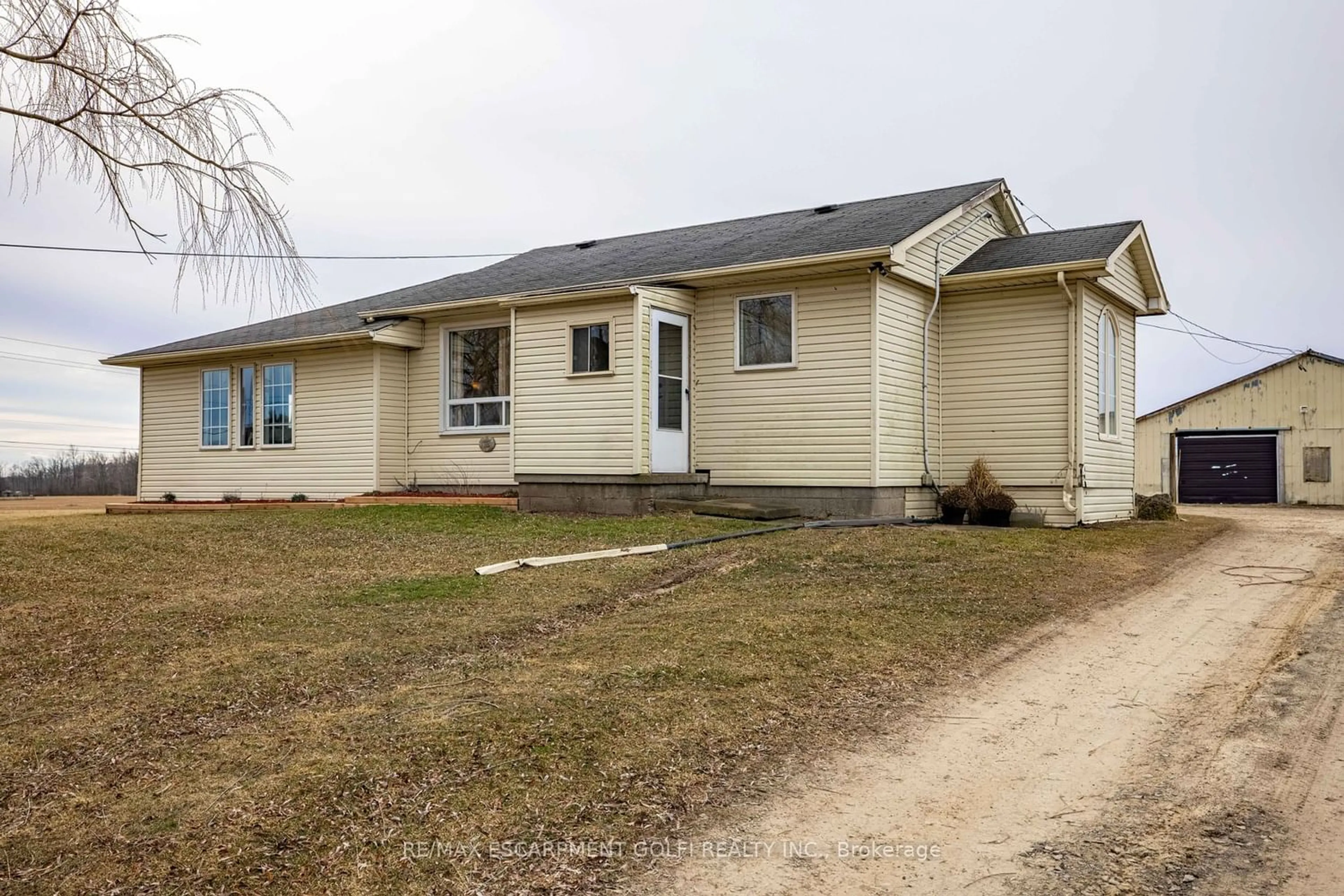 Frontside or backside of a home for 409 Ridge Rd, Grimsby Ontario L3M 4E7