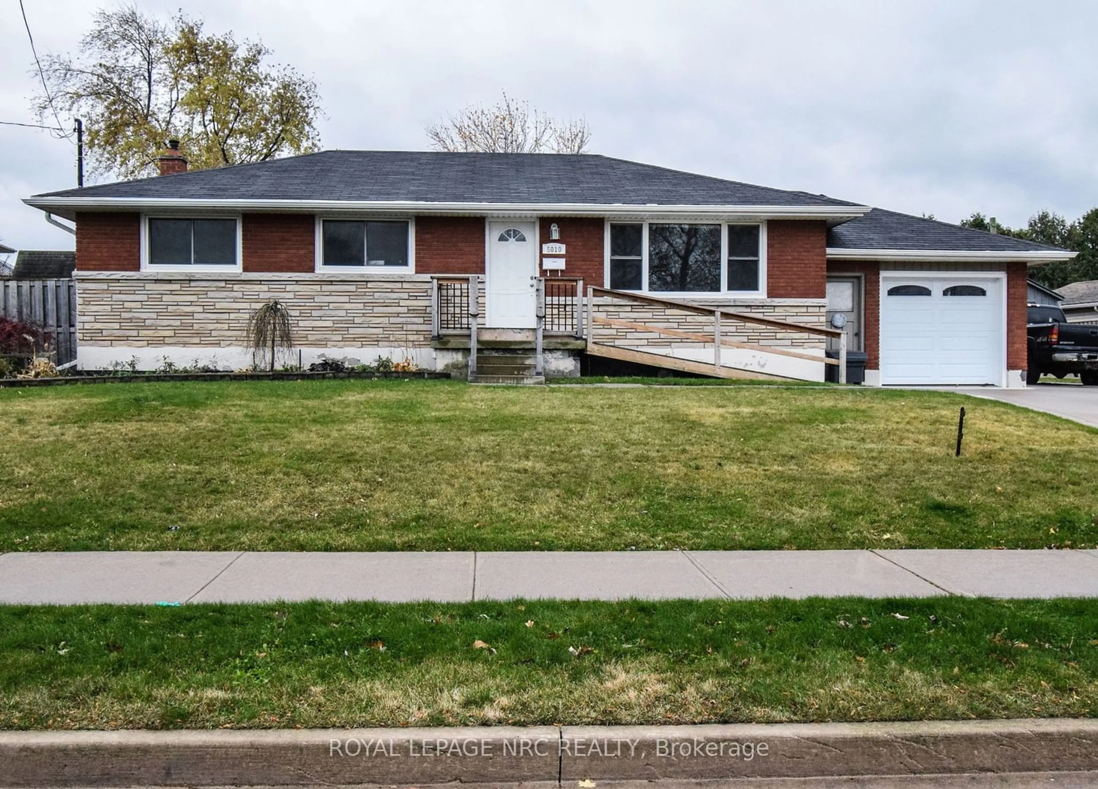 Frontside or backside of a home for 5010 Douglas St, Lincoln Ontario L3J 0L2