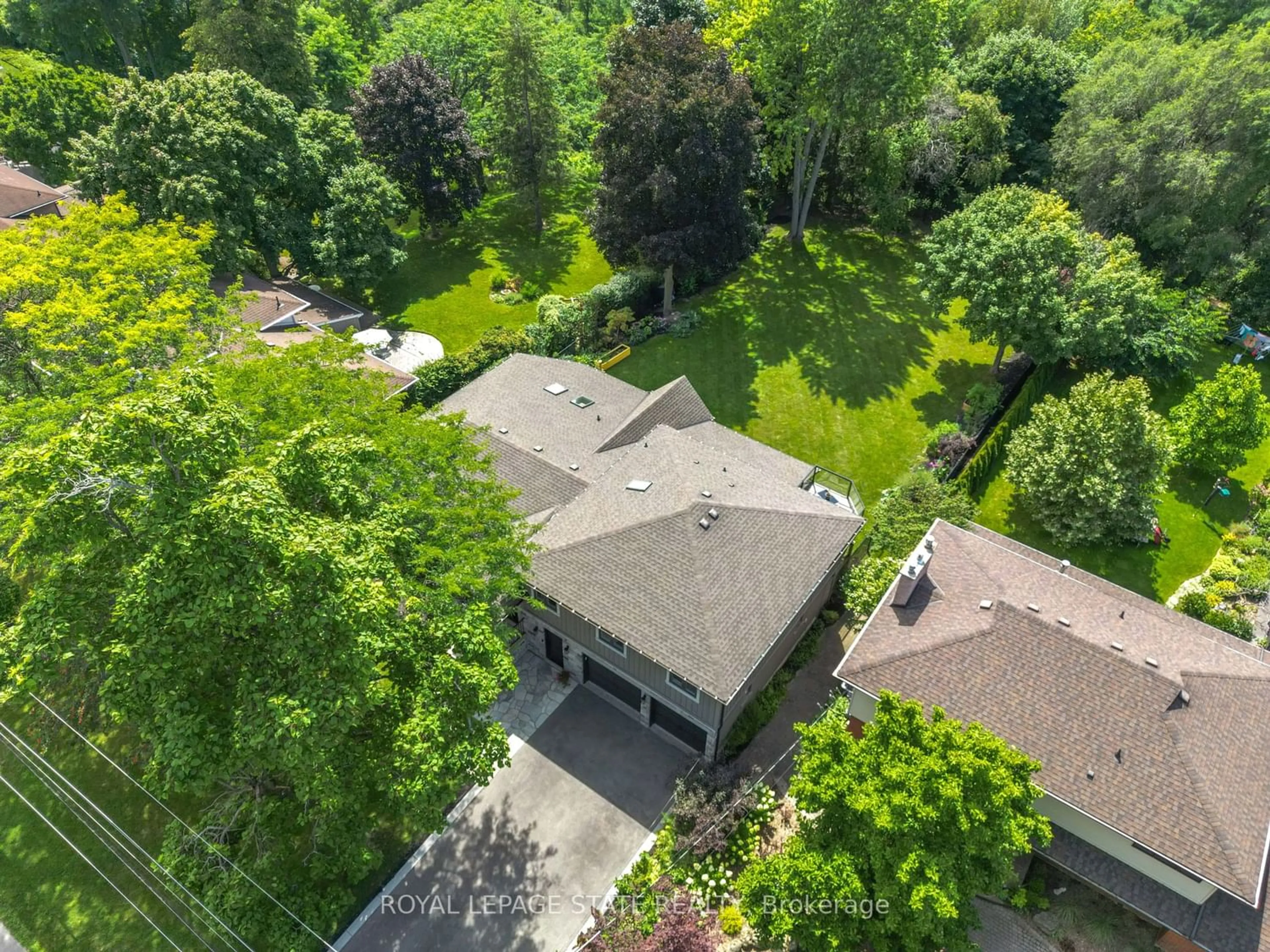 Frontside or backside of a home for 262 Brookview Crt, Hamilton Ontario L9G 1J8