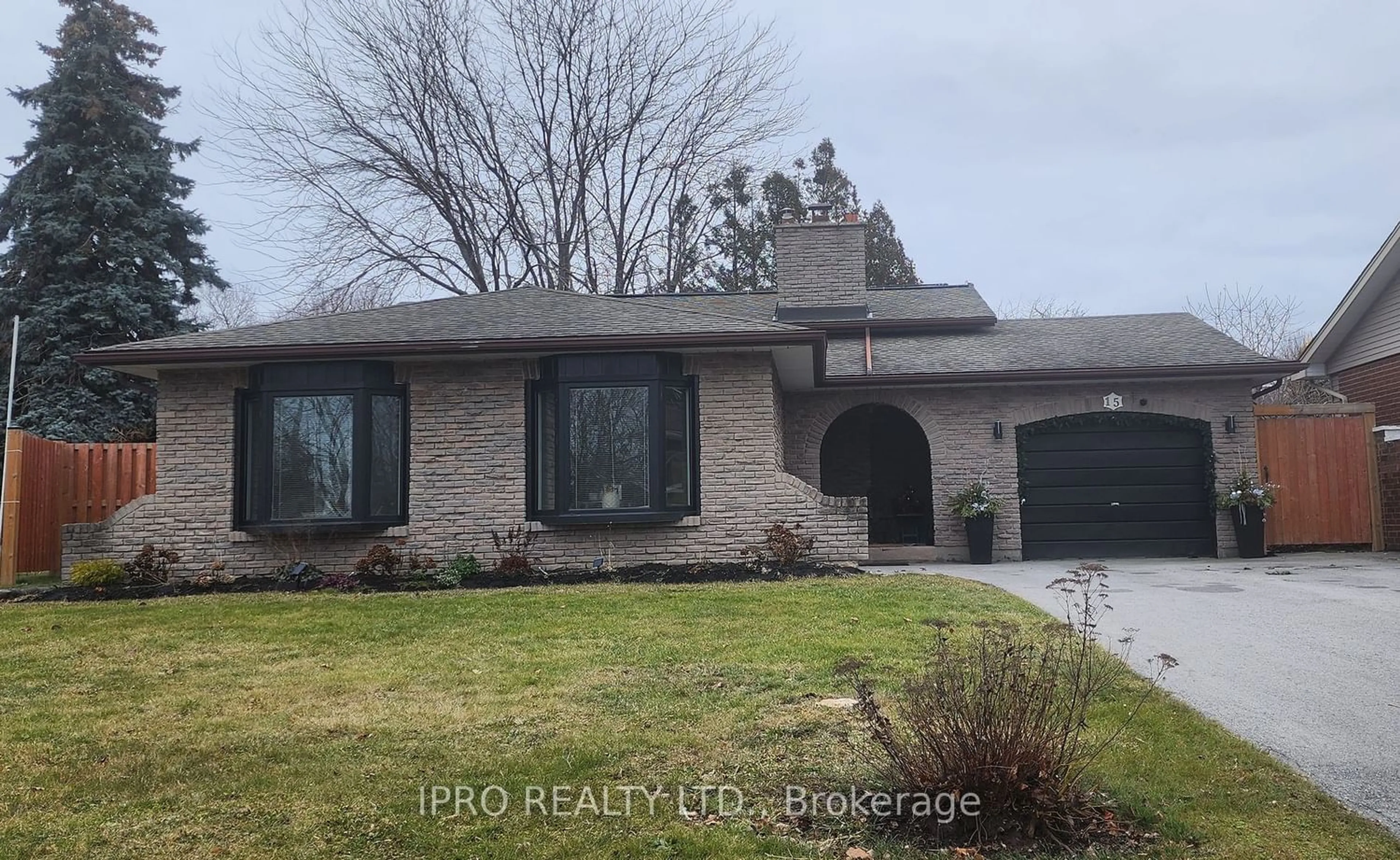 Home with brick exterior material for 15 Bayshore Cres, St. Catharines Ontario L2N 5Y3