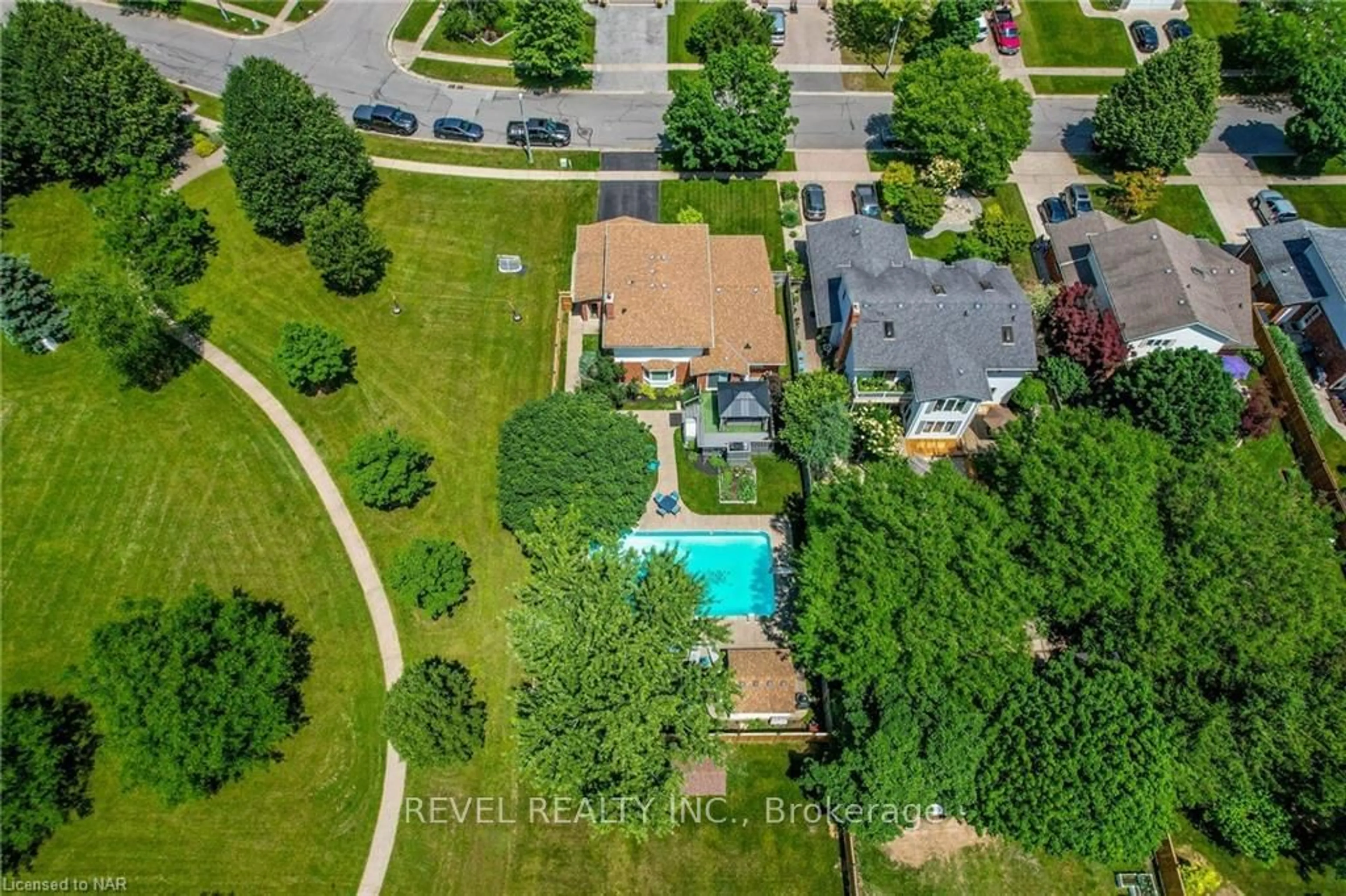 Frontside or backside of a home for 35 Countryside Dr, Welland Ontario L3C 6Z2