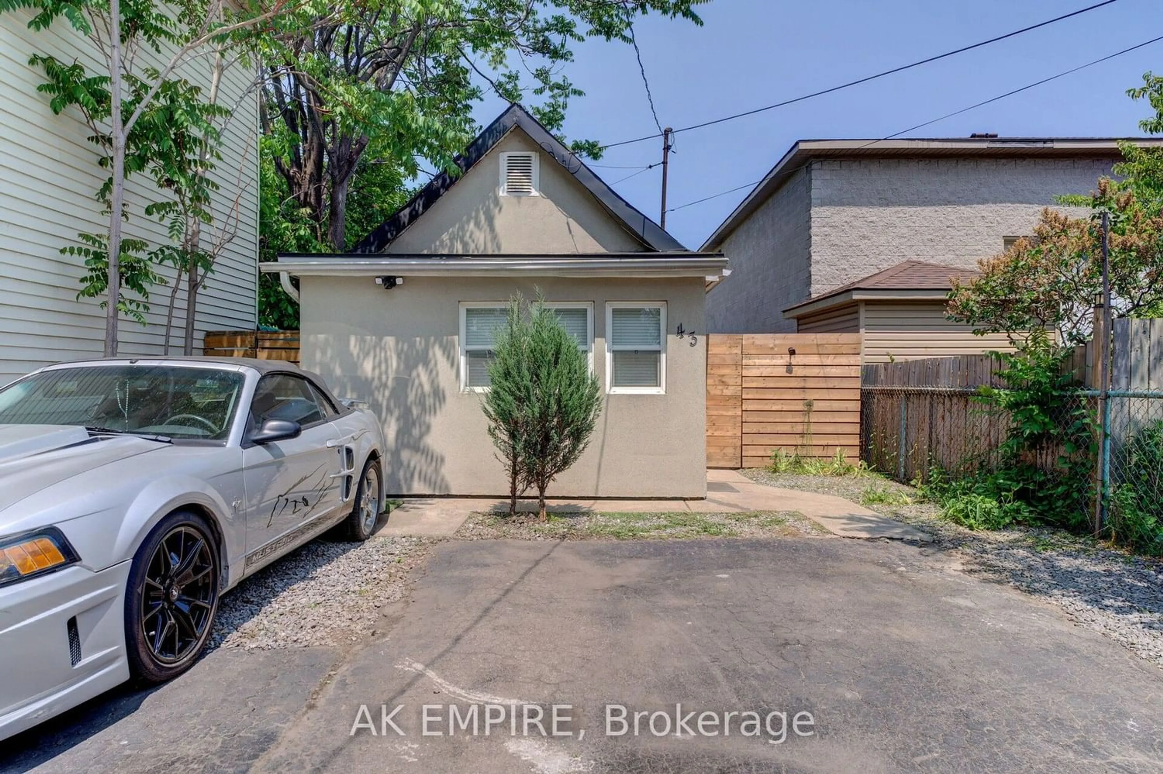 Frontside or backside of a home for 43 Whitfield Ave, Hamilton Ontario L8L 4B5