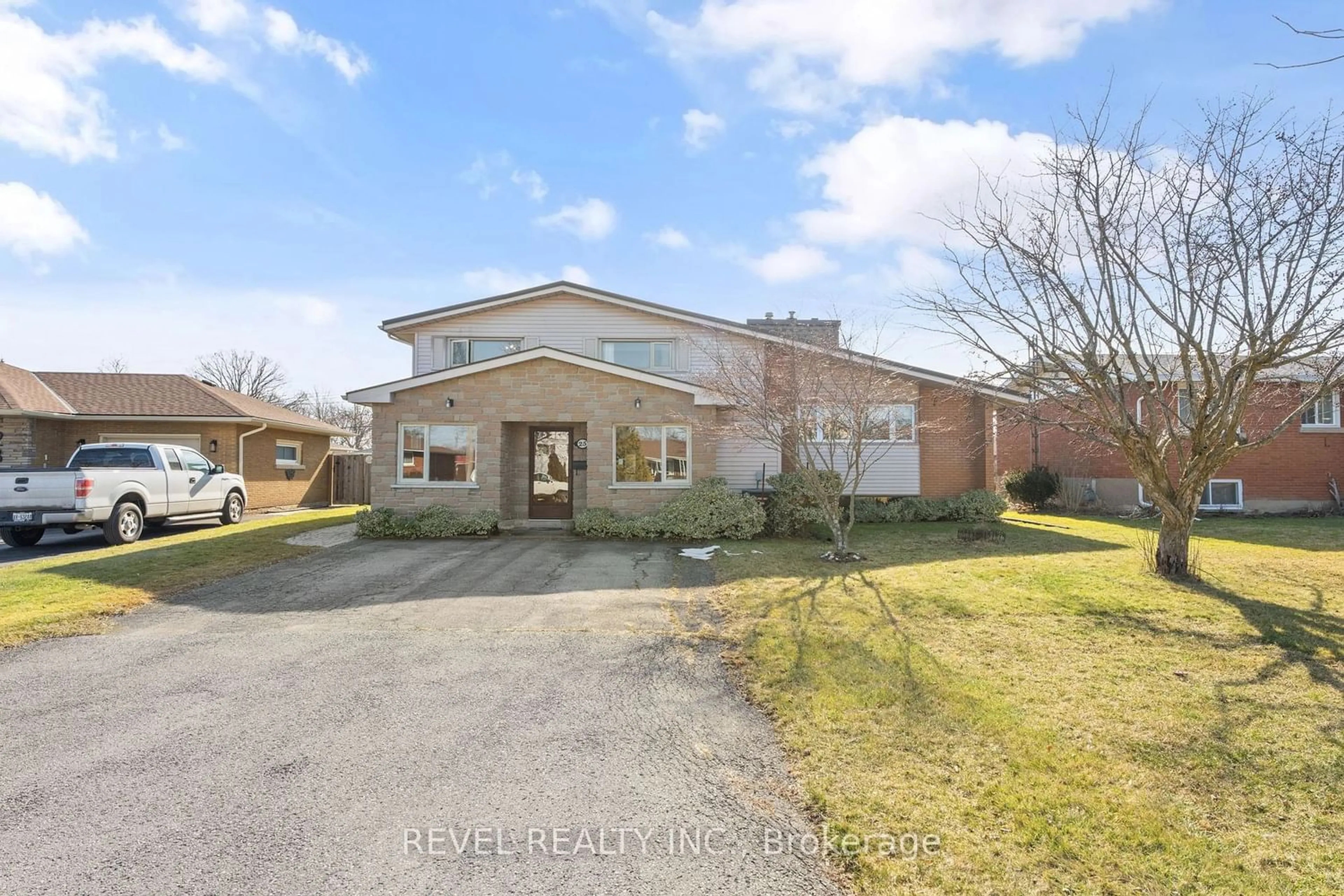 Frontside or backside of a home for 25 Springhead Gdns, Welland Ontario L3C 5A7