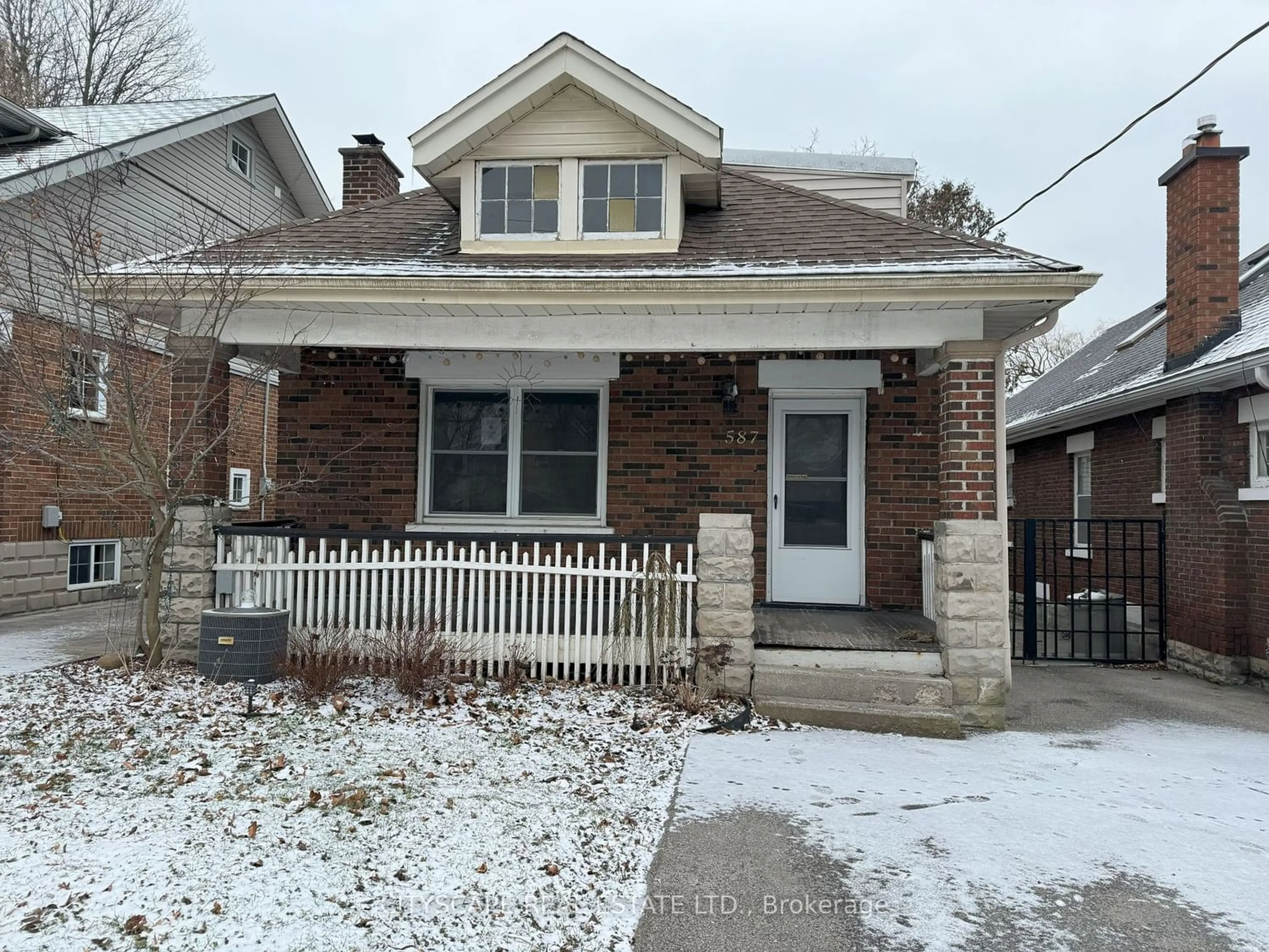 Frontside or backside of a home for 587 Grosvenor St, London Ontario N5Y 3T2