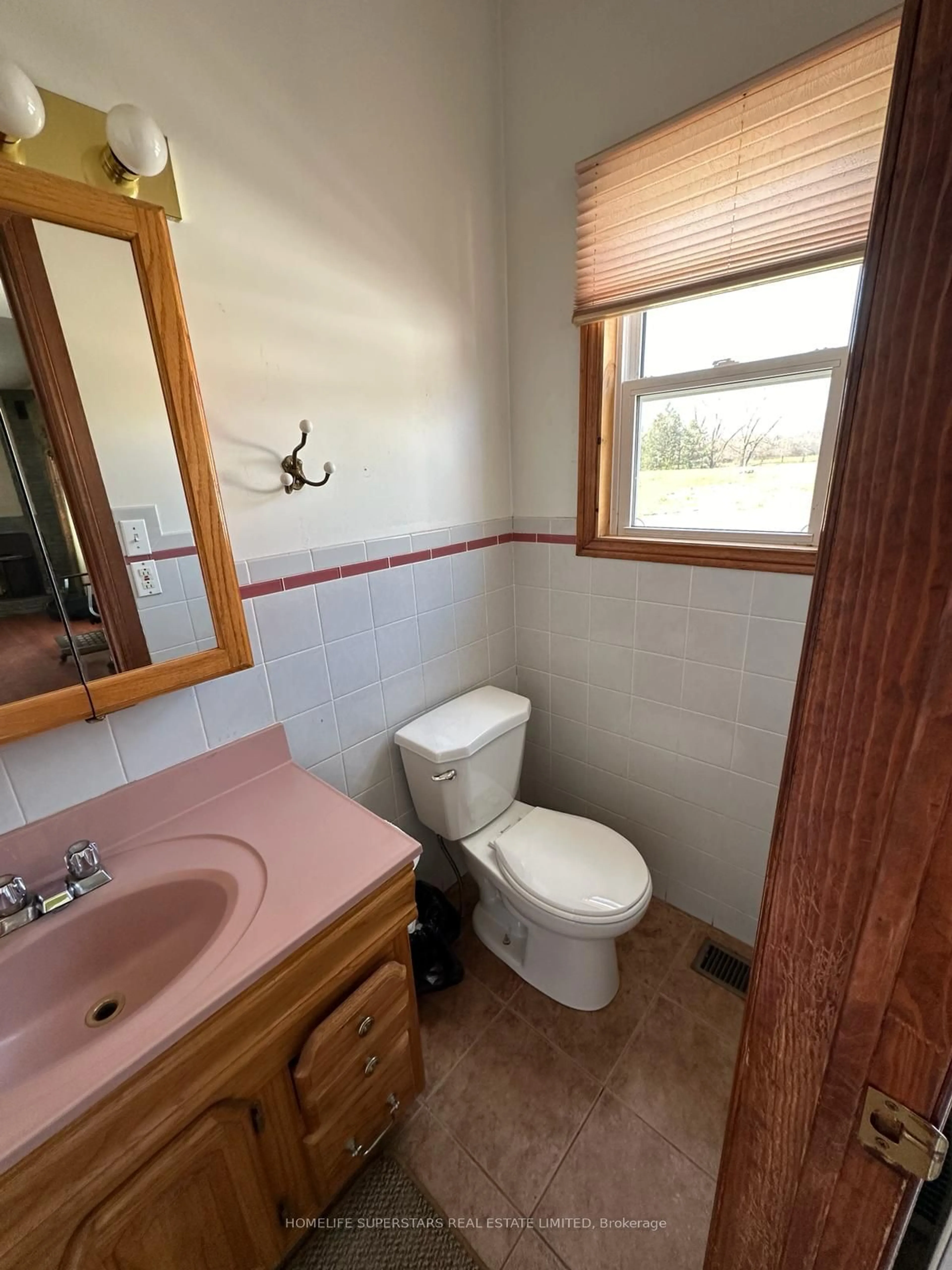 Standard bathroom for 493 Patillo Rd, Tecumseh Ontario N8N 2L9