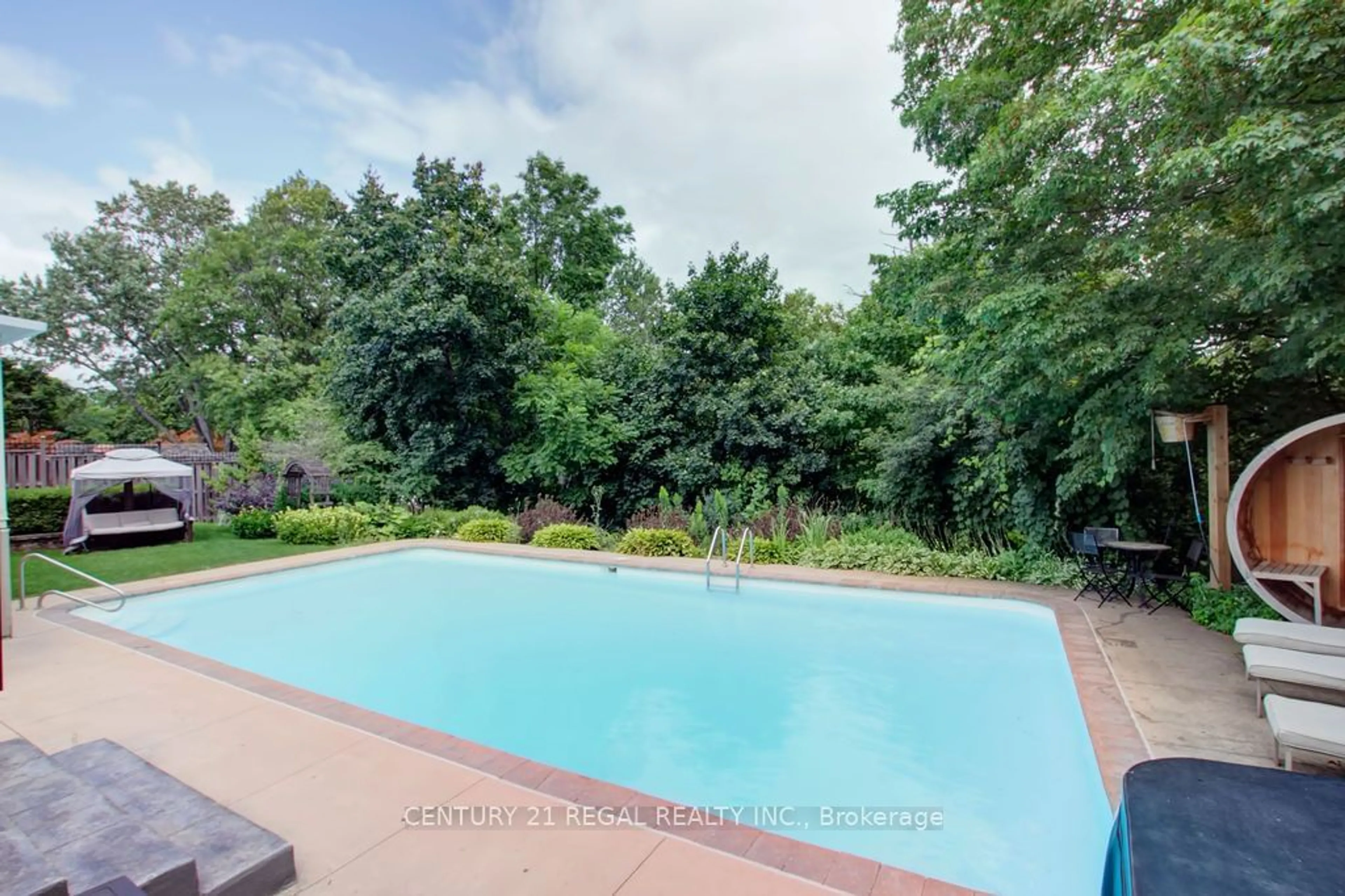 Indoor or outdoor pool for 22 Brentwood Dr, Hamilton Ontario L9H 3N3