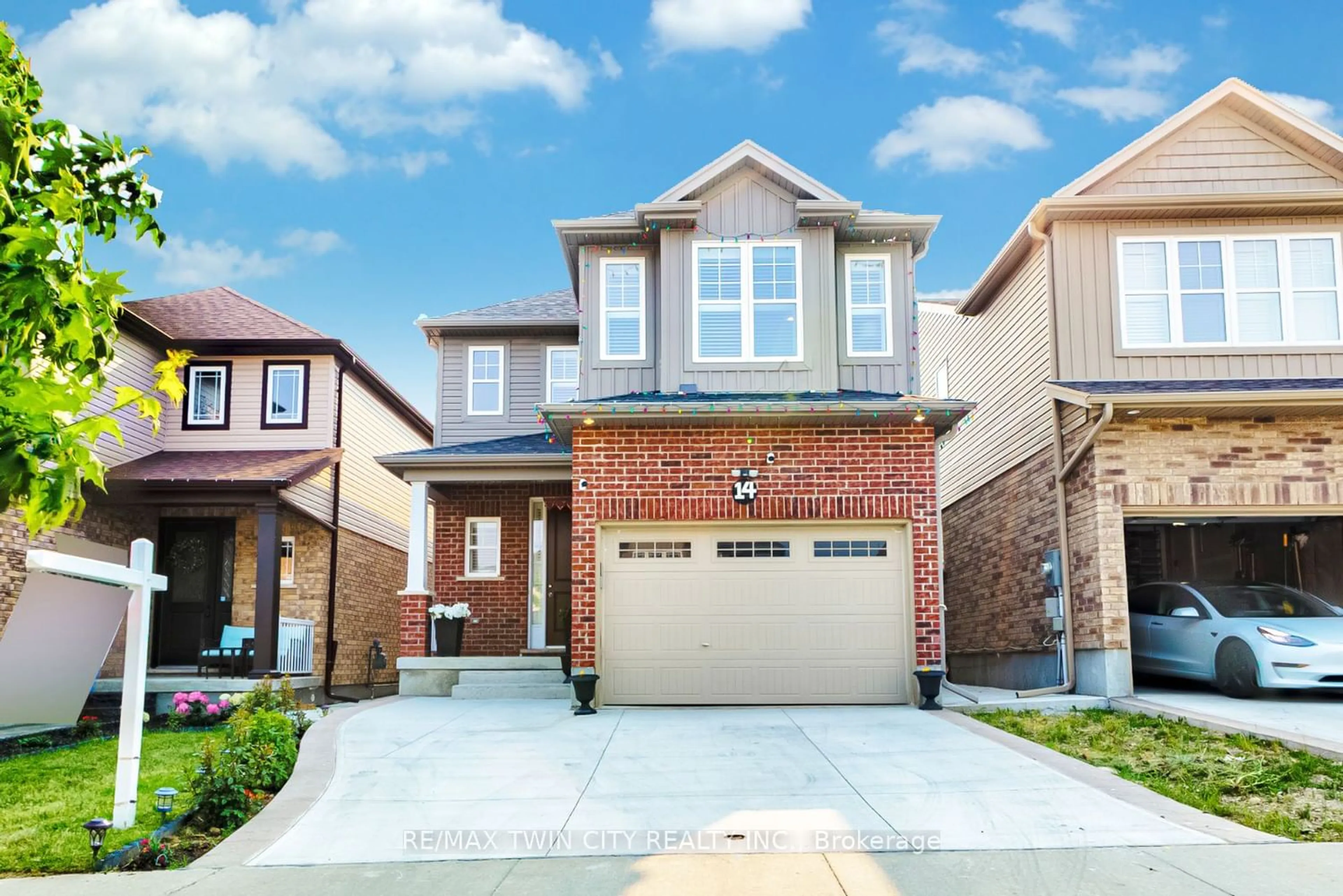Home with brick exterior material for 14 Willowrun Dr, Kitchener Ontario N2A 0H5