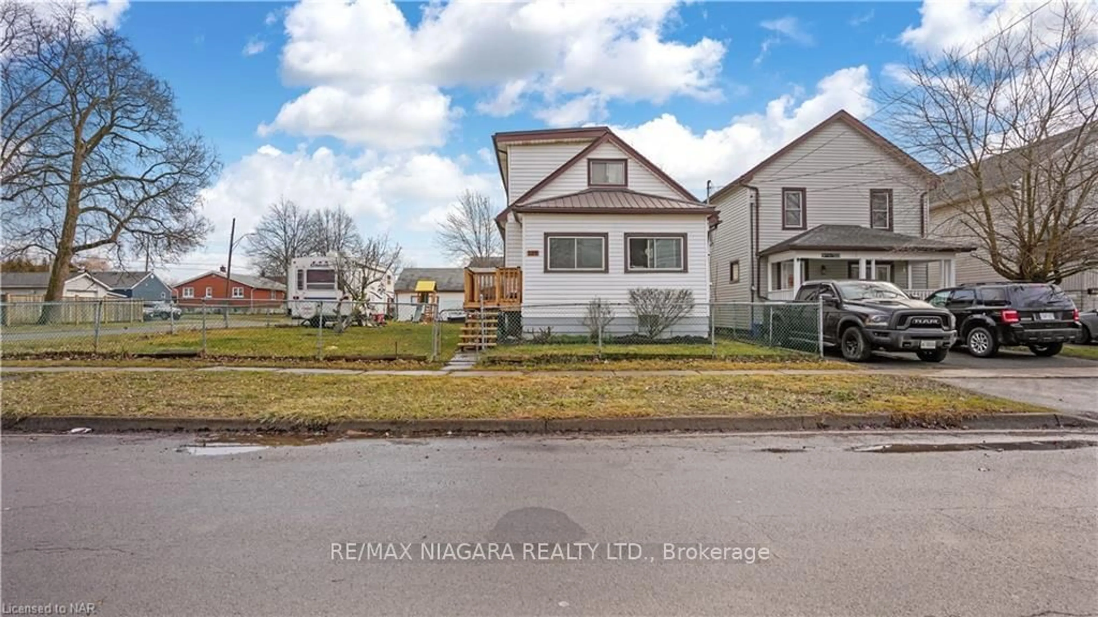 Frontside or backside of a home for 109 Alberta St, Welland Ontario L3B 2V9