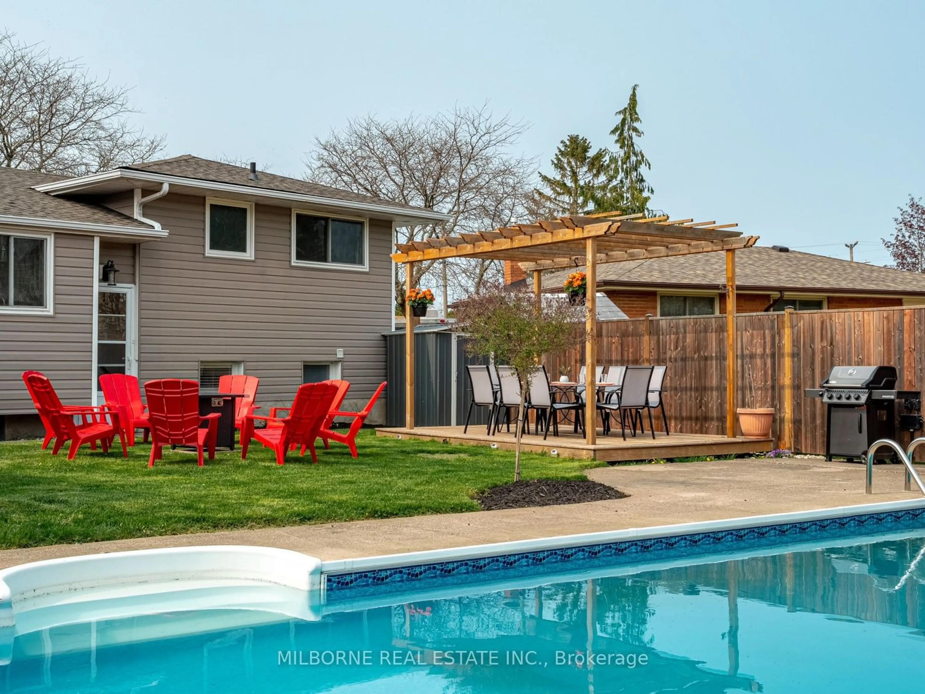 Indoor or outdoor pool for 5 Cindy Dr, St. Catharines Ontario L2M 6J8