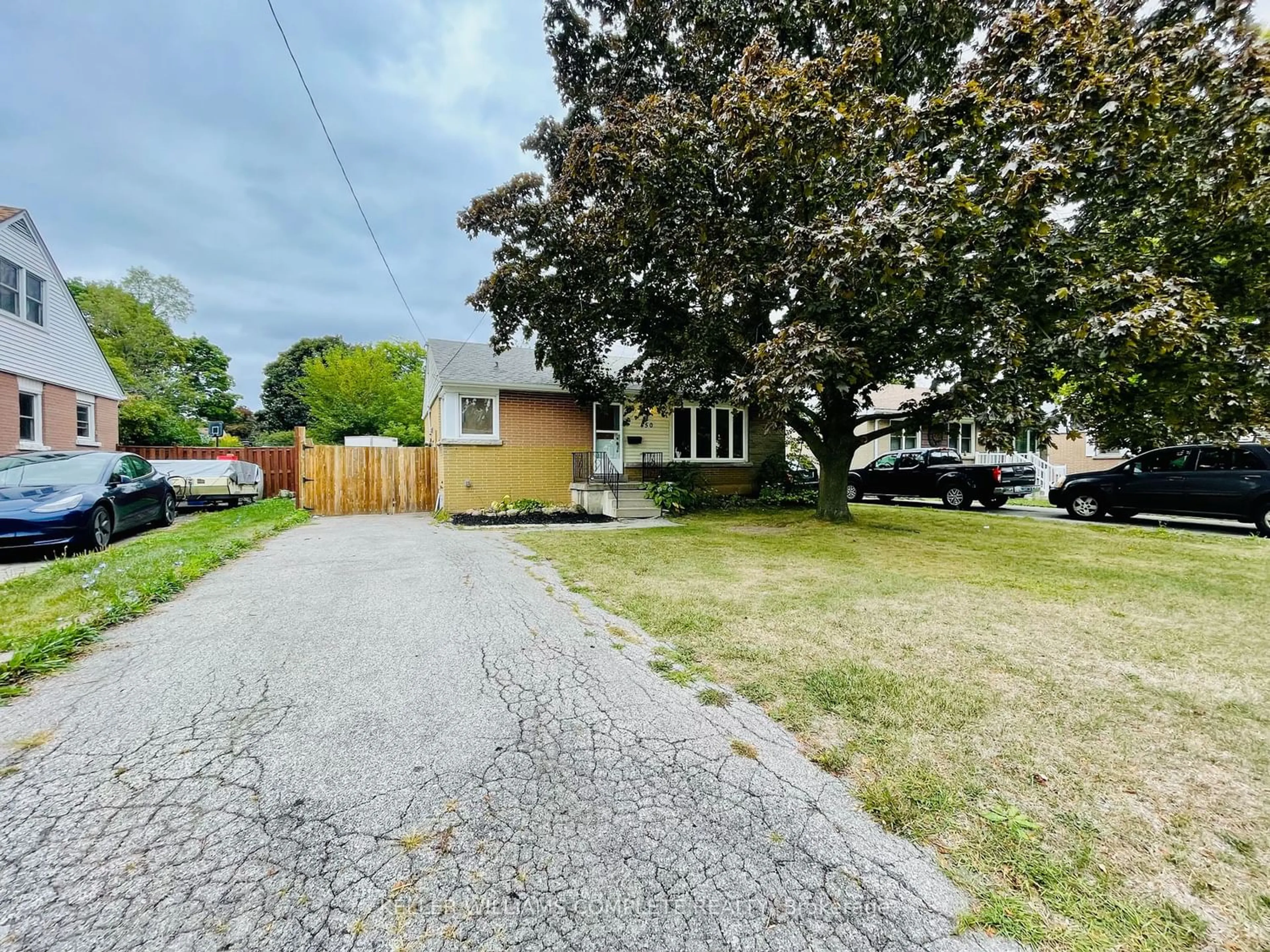 Frontside or backside of a home for 450 East 37th St, Hamilton Ontario L8V 4B9