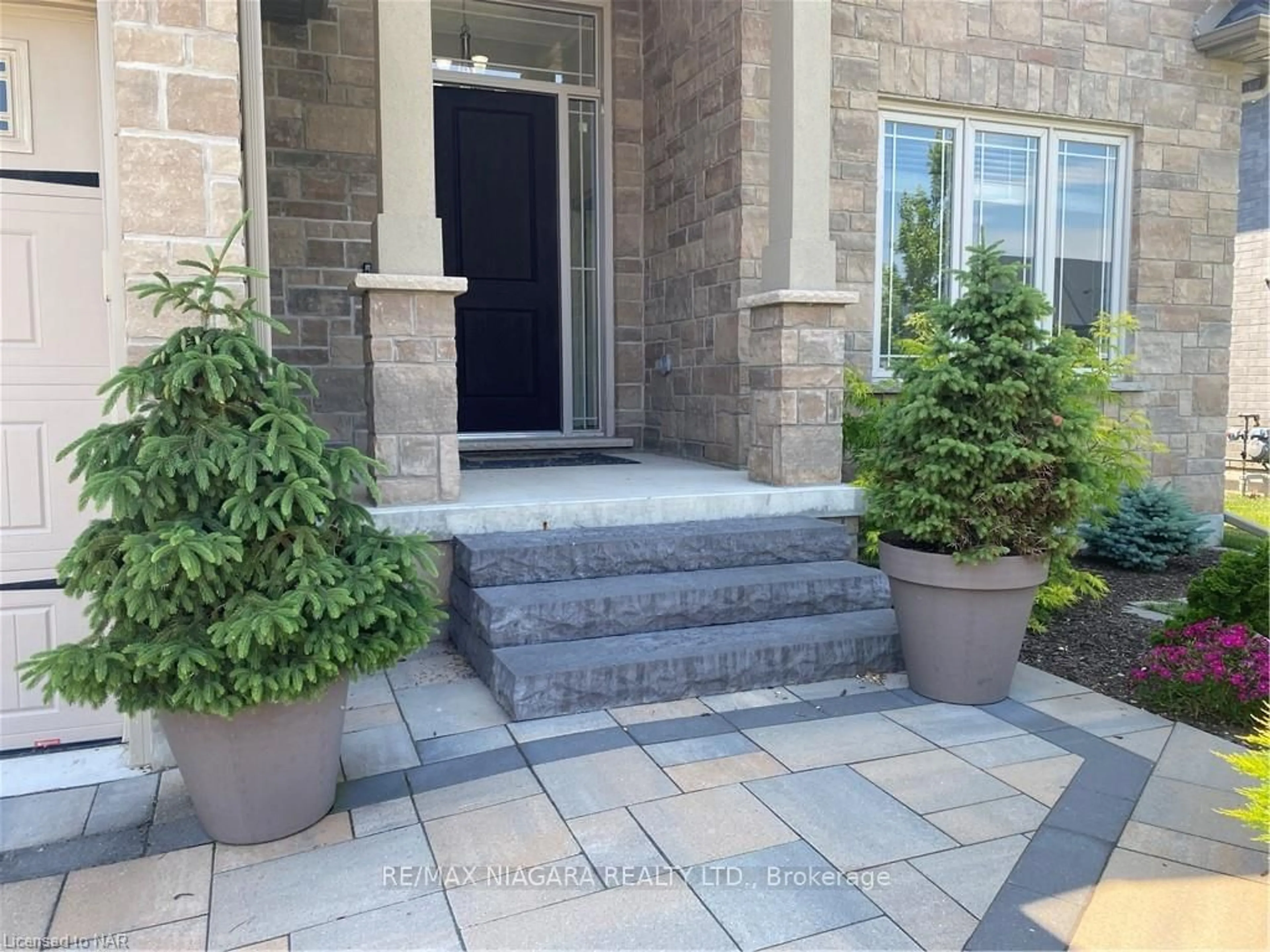 Indoor entryway, cement floor for 254 Lancaster Dr, Port Colborne Ontario L3K 0A8