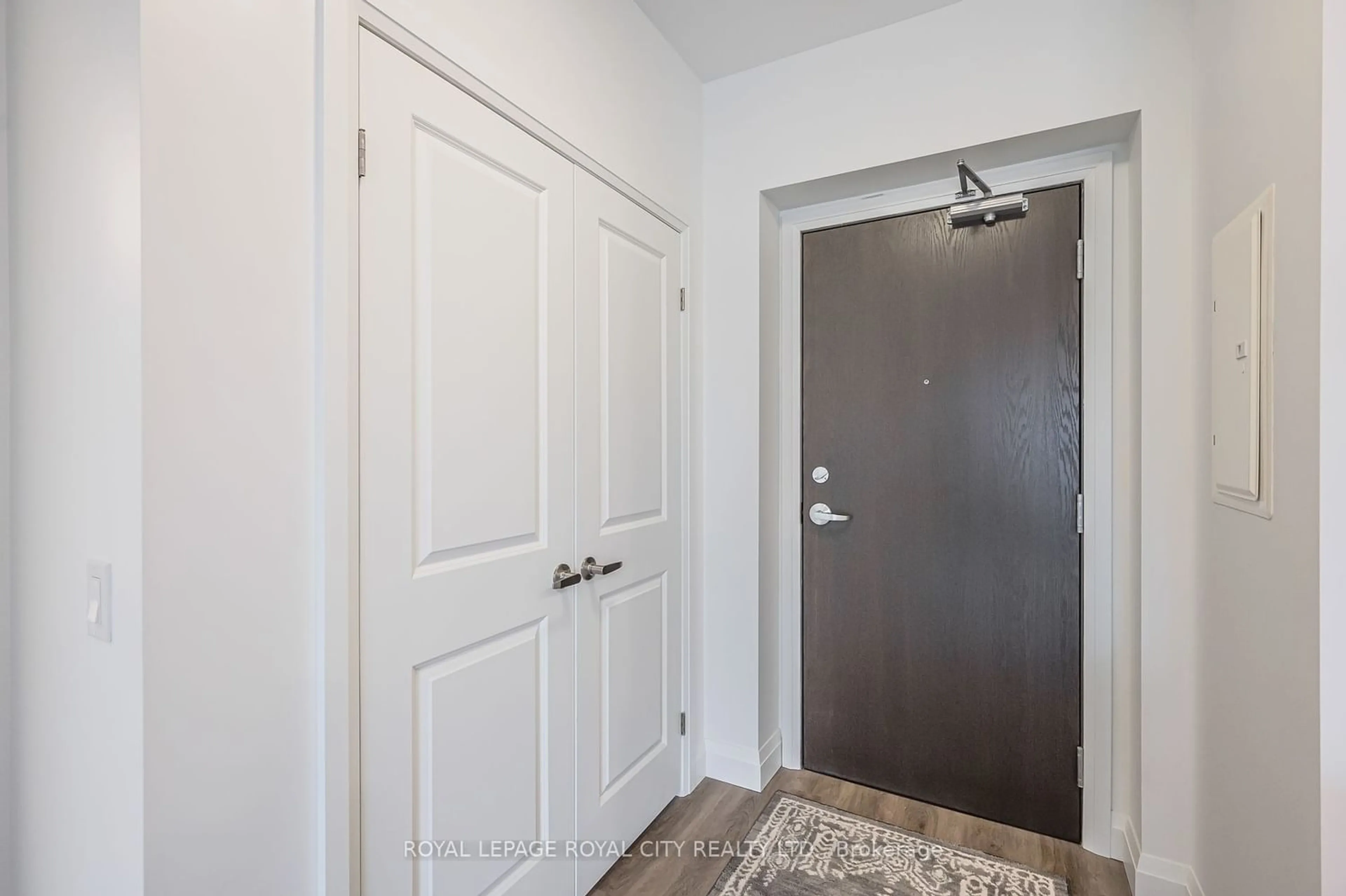 Indoor entryway for 332 Gosling Gdns #303, Guelph Ontario N1L 0P8