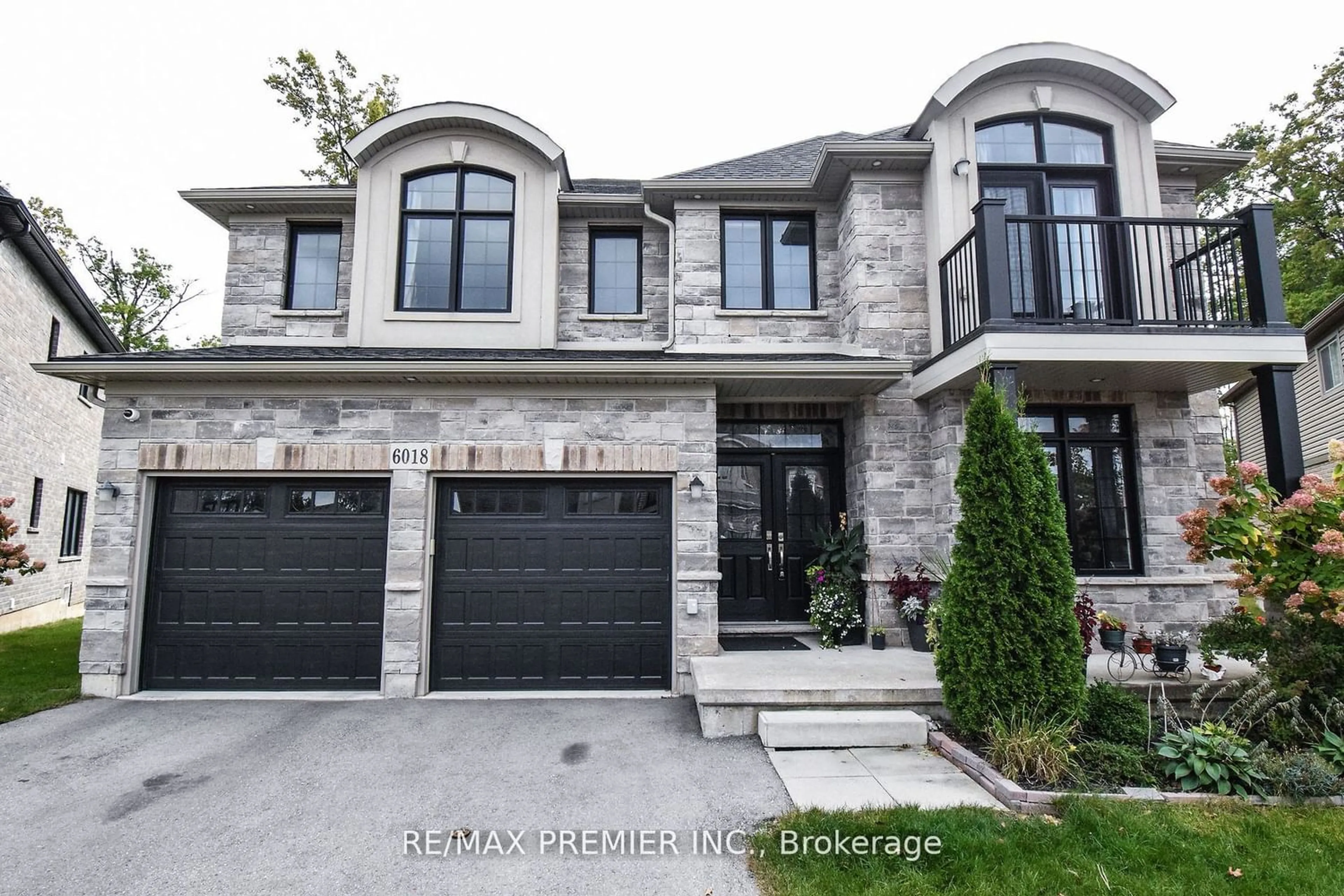 Home with brick exterior material for 6018 Eaglewood Dr, Niagara Falls Ontario L2G 0A7