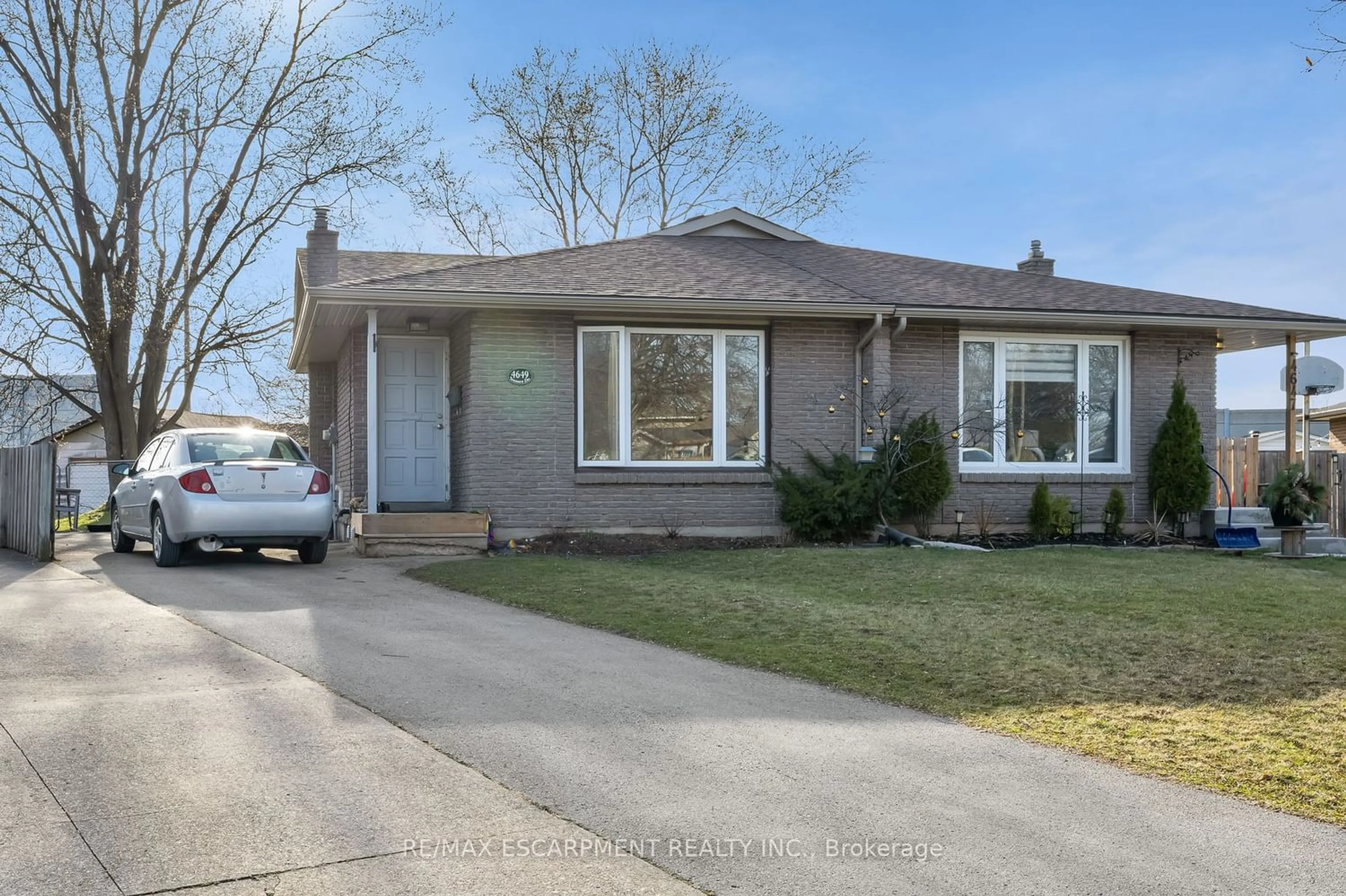 Frontside or backside of a home for 4649 Sussex Dr, Niagara Falls Ontario L2E 6S1