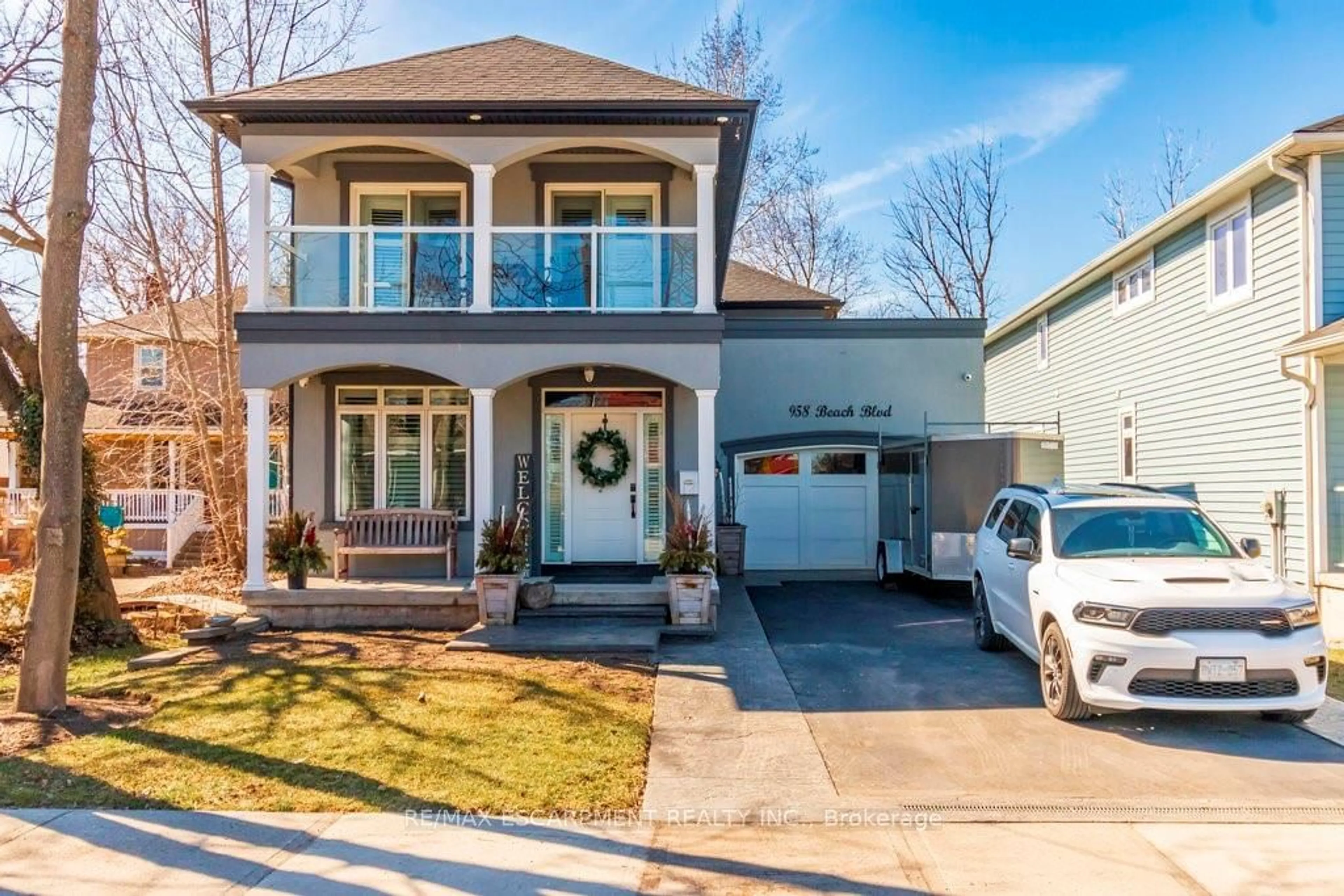 Frontside or backside of a home for 958 Beach Blvd, Hamilton Ontario L8H 6Z4