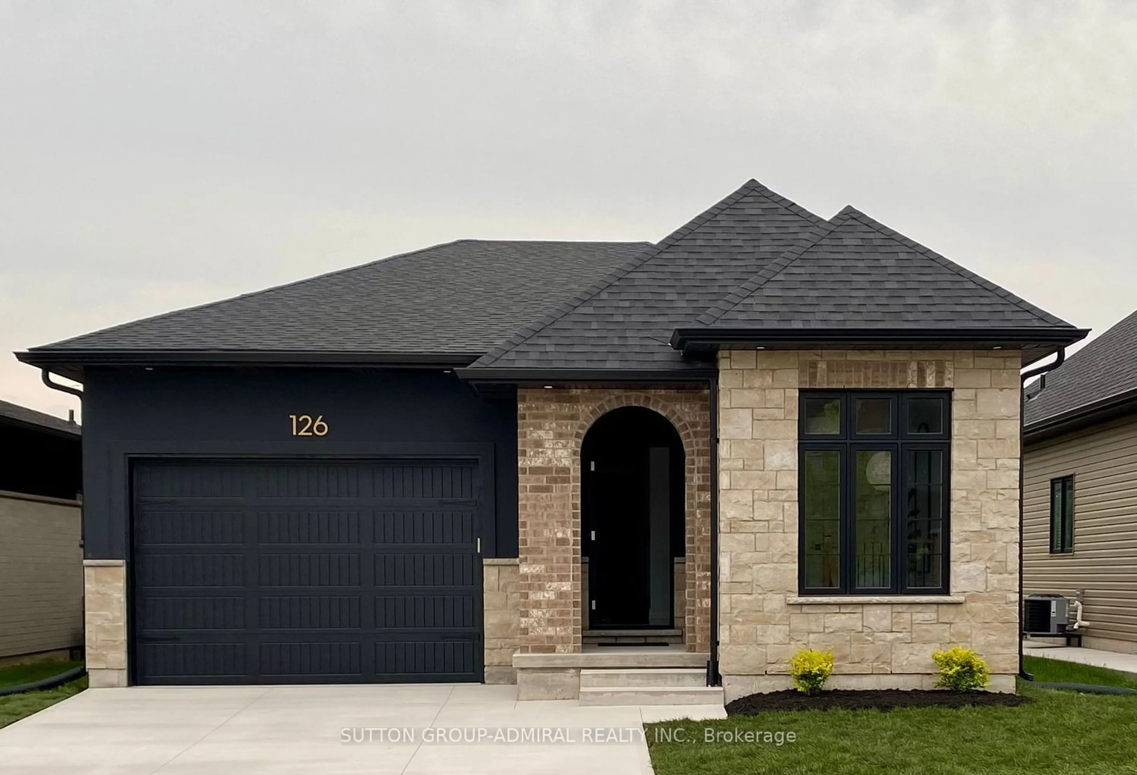 Frontside or backside of a home for 126 Kensington St, Welland Ontario L3C 0G3