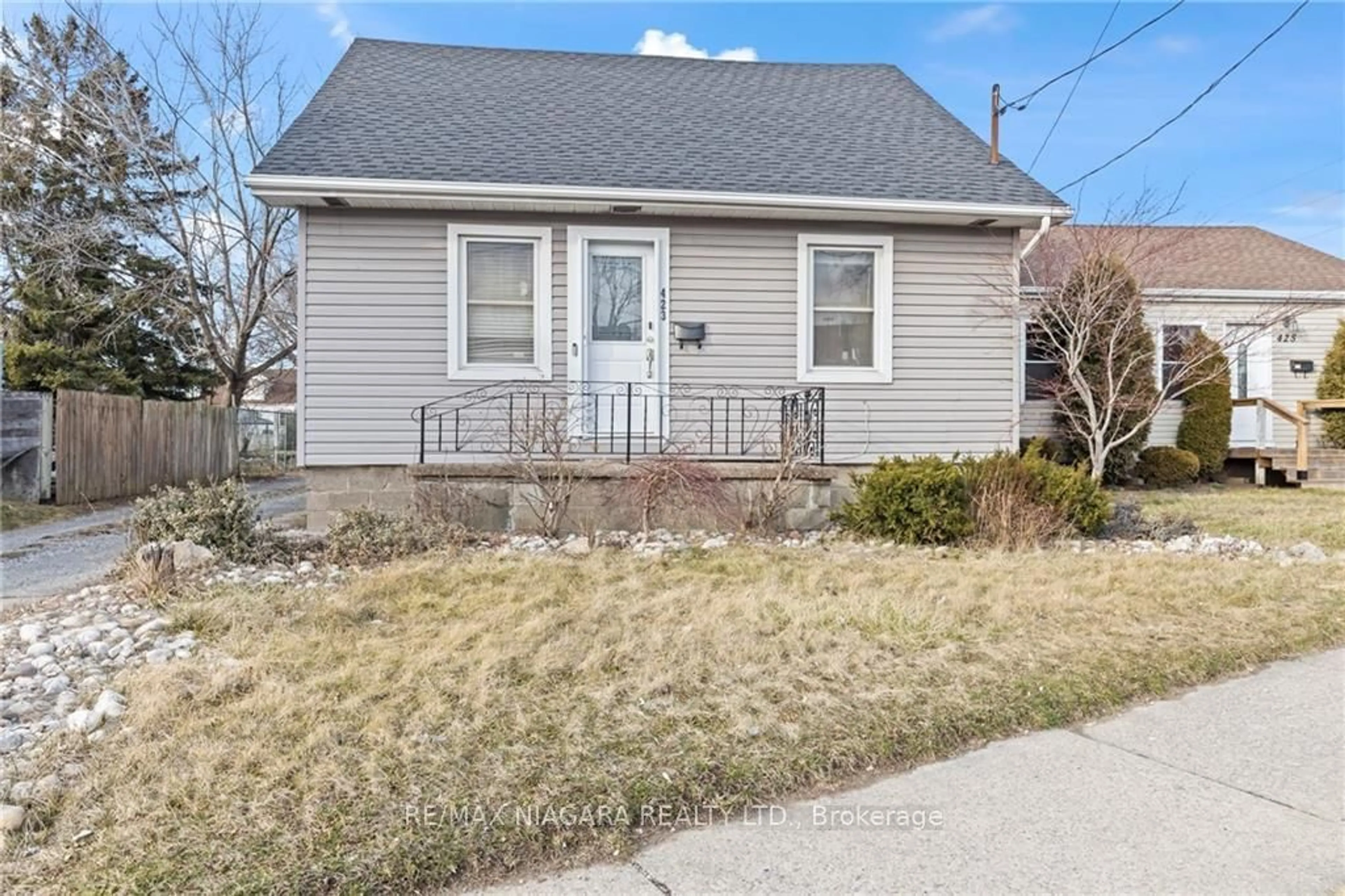 Frontside or backside of a home for 423 Welland Ave, St. Catharines Ontario L2M 5V1