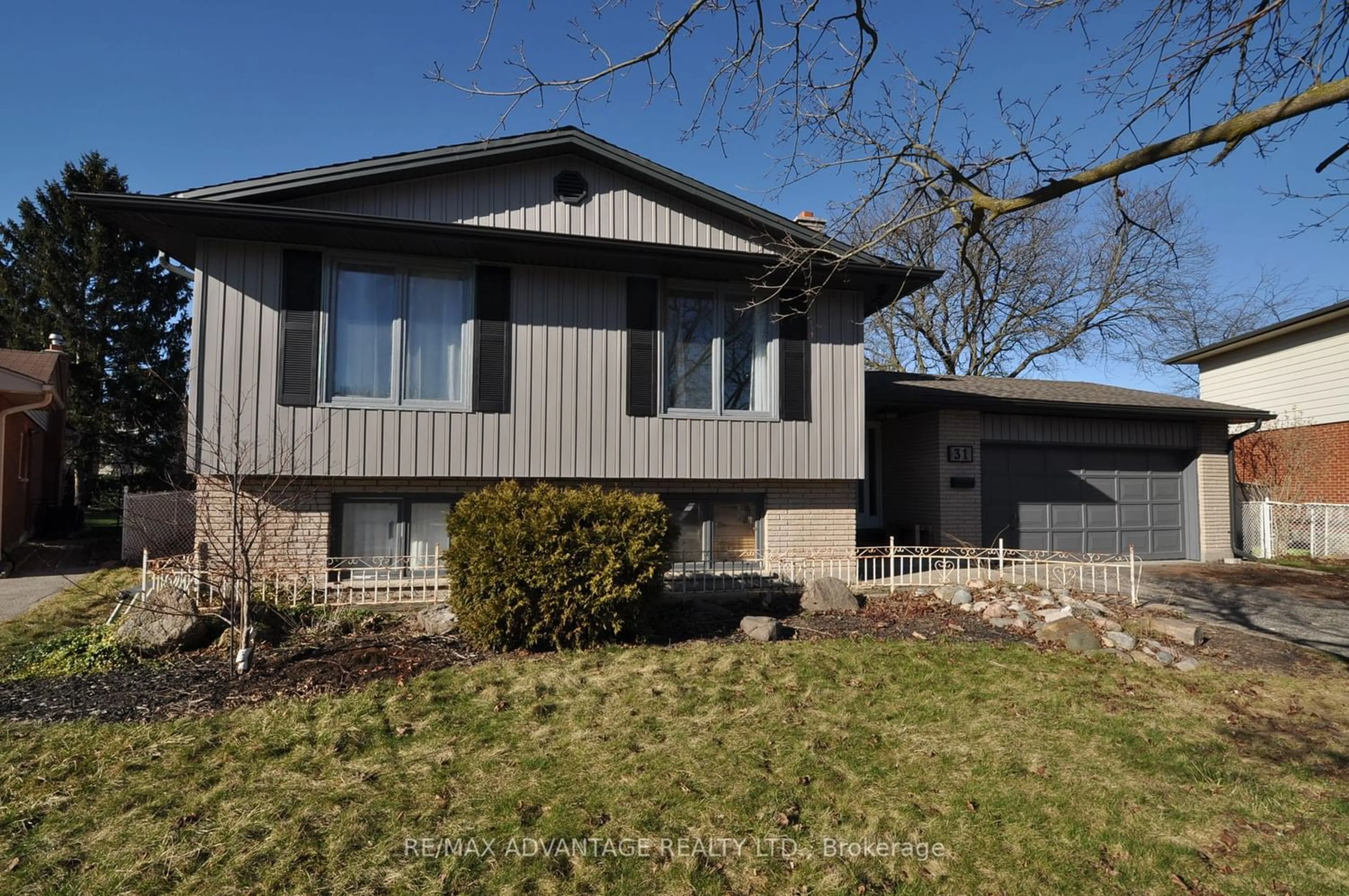 Home with vinyl exterior material for 31 Fox Mill Crt, London Ontario N6J 2B7