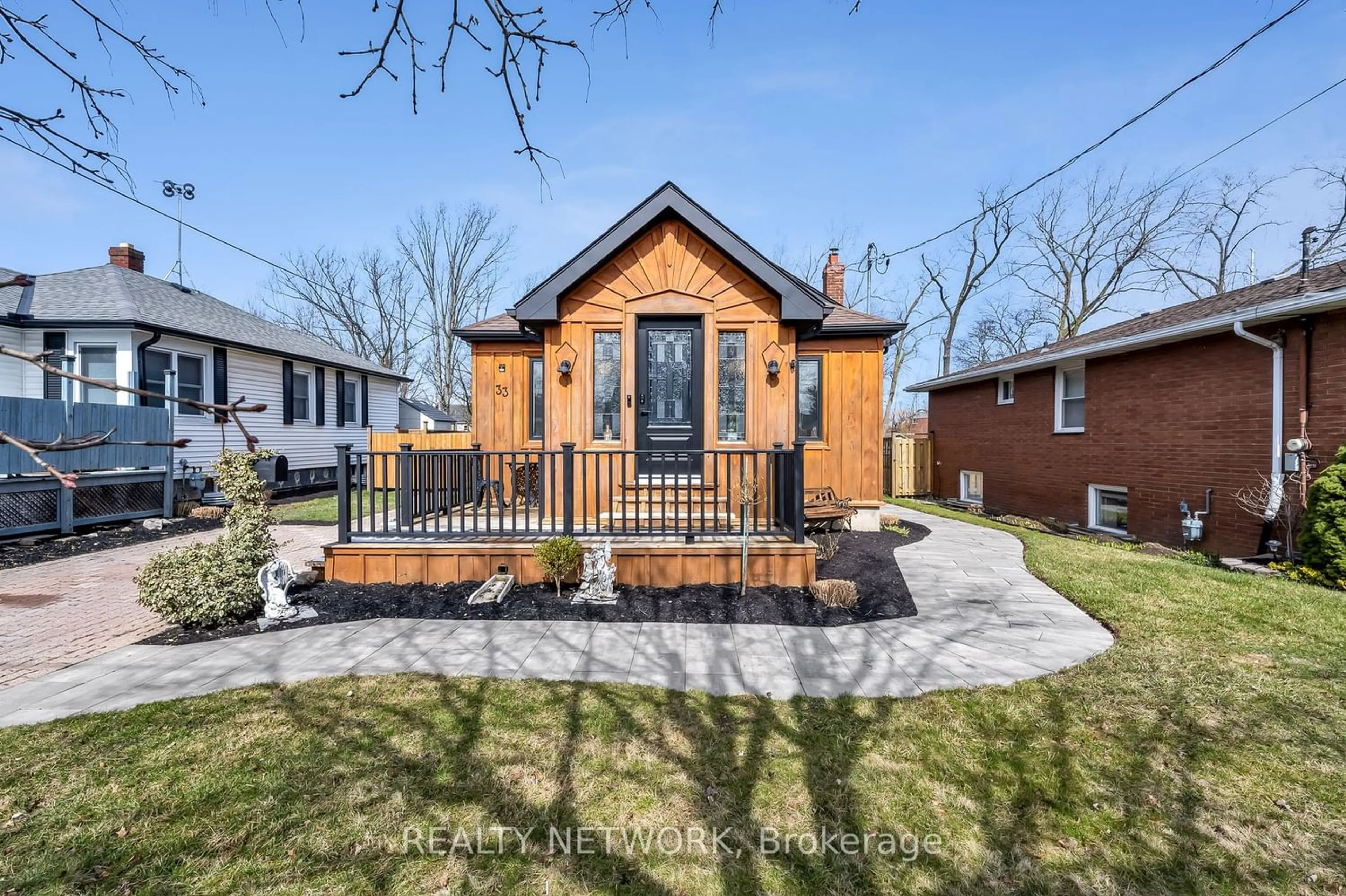Frontside or backside of a home for 33 Rosedale Ave, St. Catharines Ontario L2P 1Y6