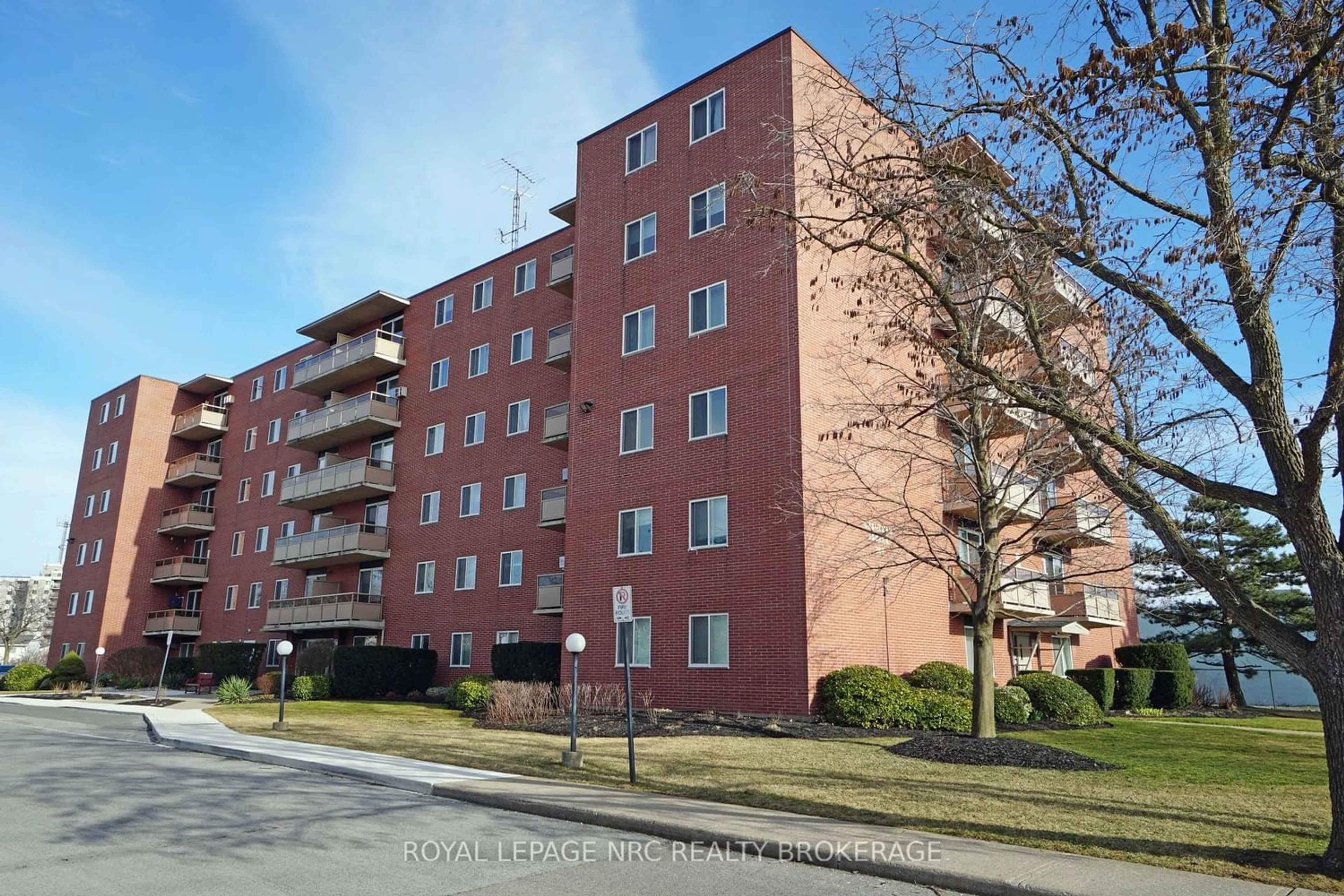 A pic from exterior of the house or condo for 264 Grantham Ave #504, St. Catharines Ontario L2M 5B5