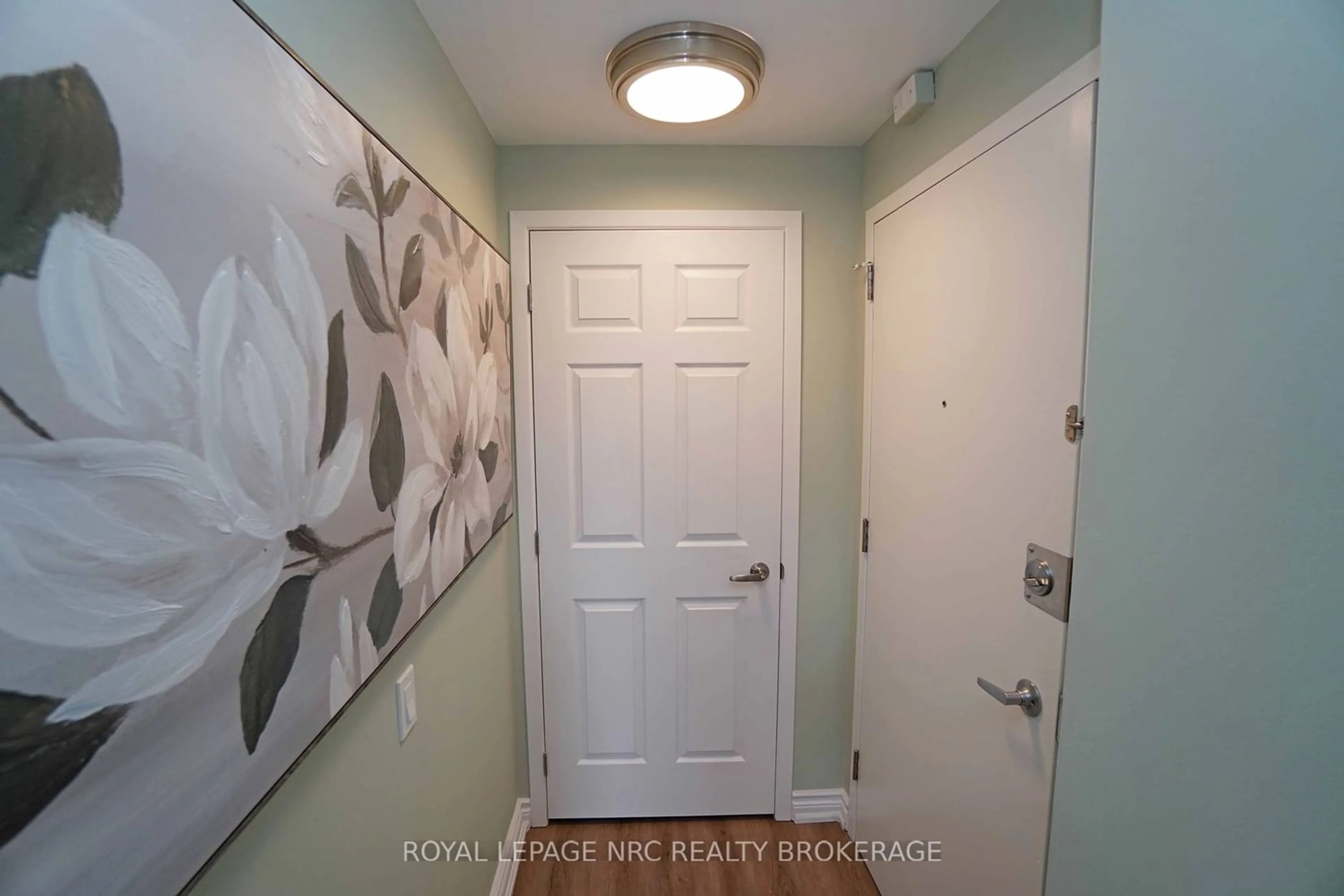 Indoor entryway for 264 Grantham Ave #504, St. Catharines Ontario L2M 5B5
