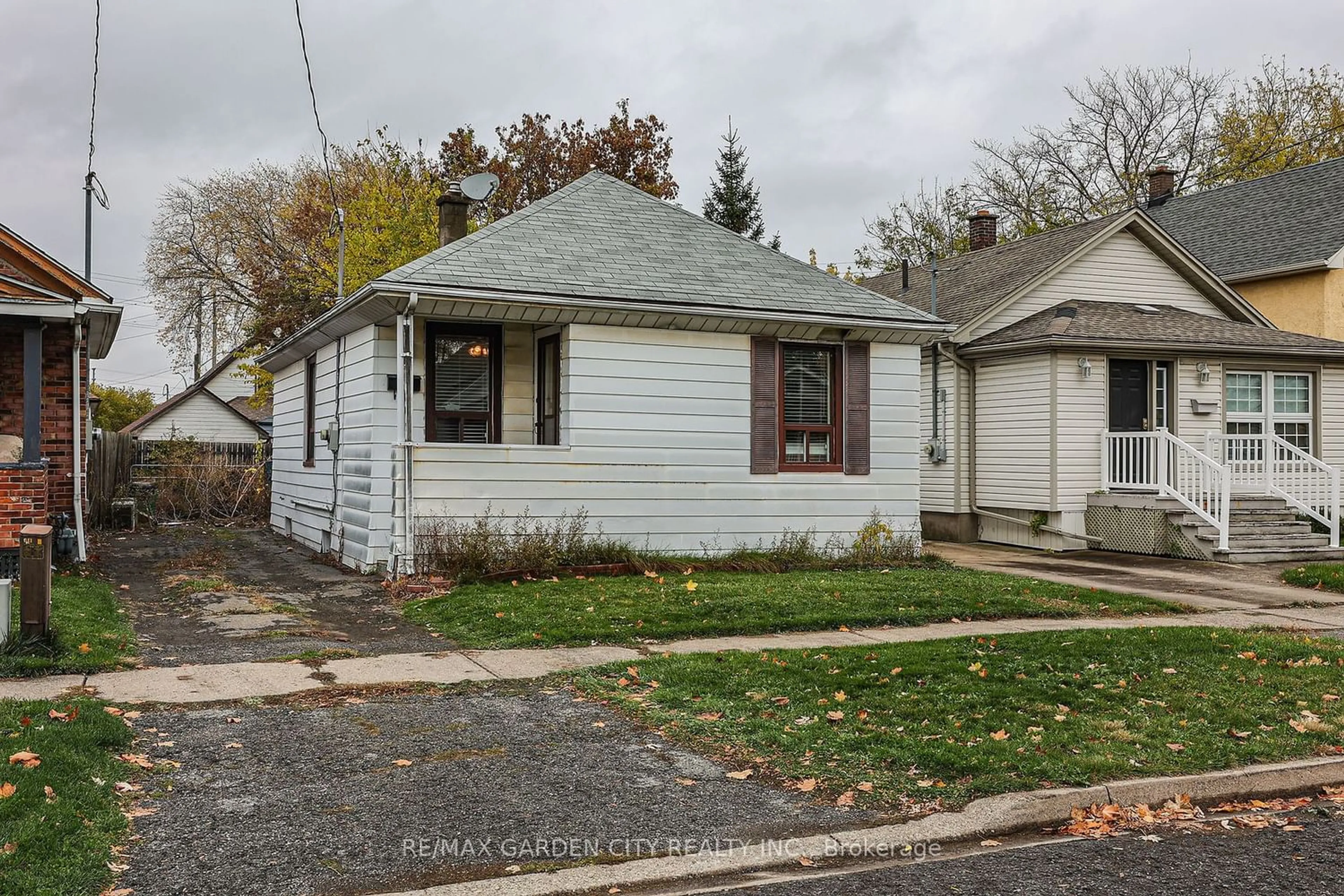 Frontside or backside of a home for 21 Trapnell St, St. Catharines Ontario L2R 1B1