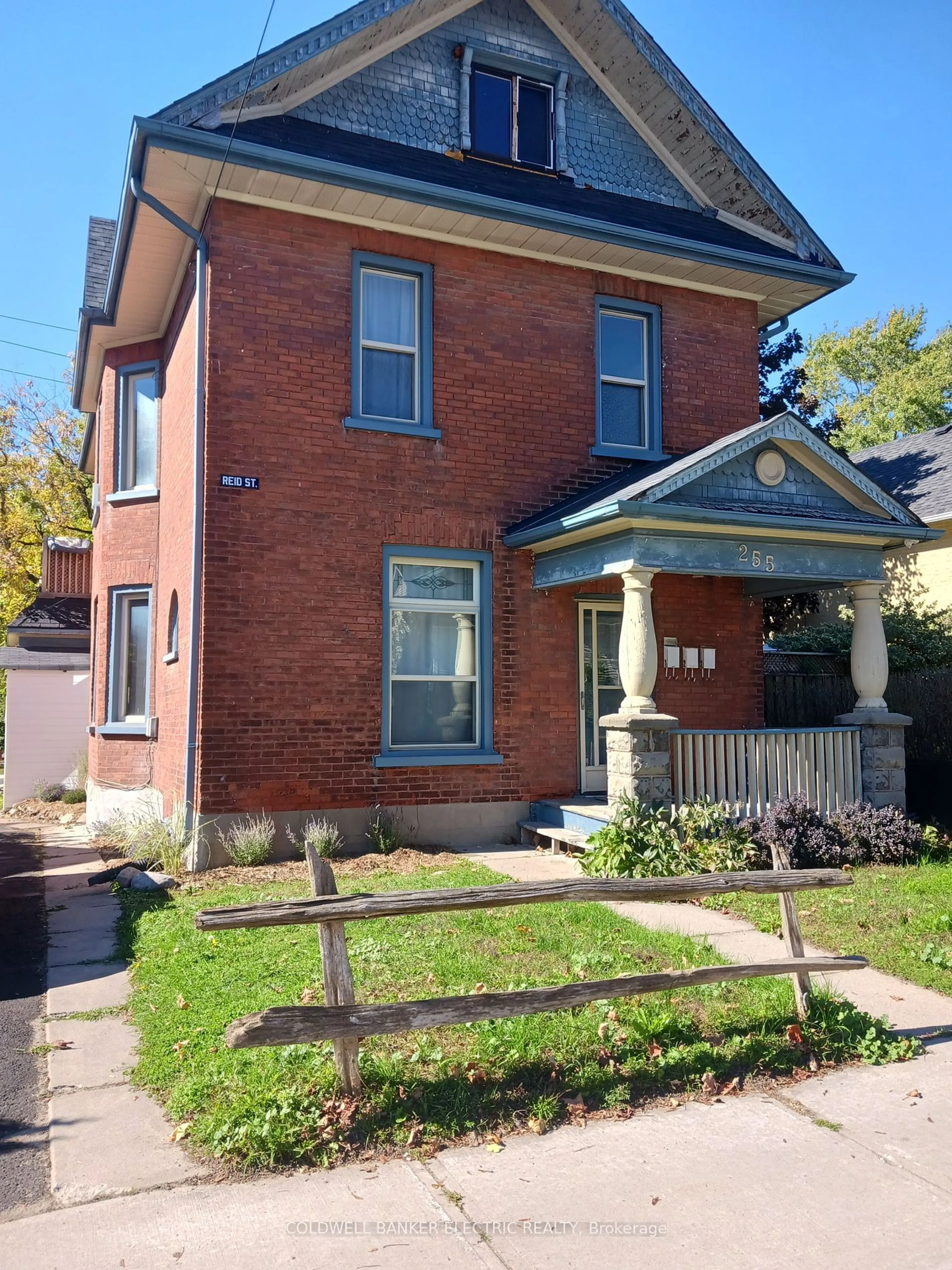 Home with brick exterior material for 255 Reid St, Peterborough Ontario K9J 3P9